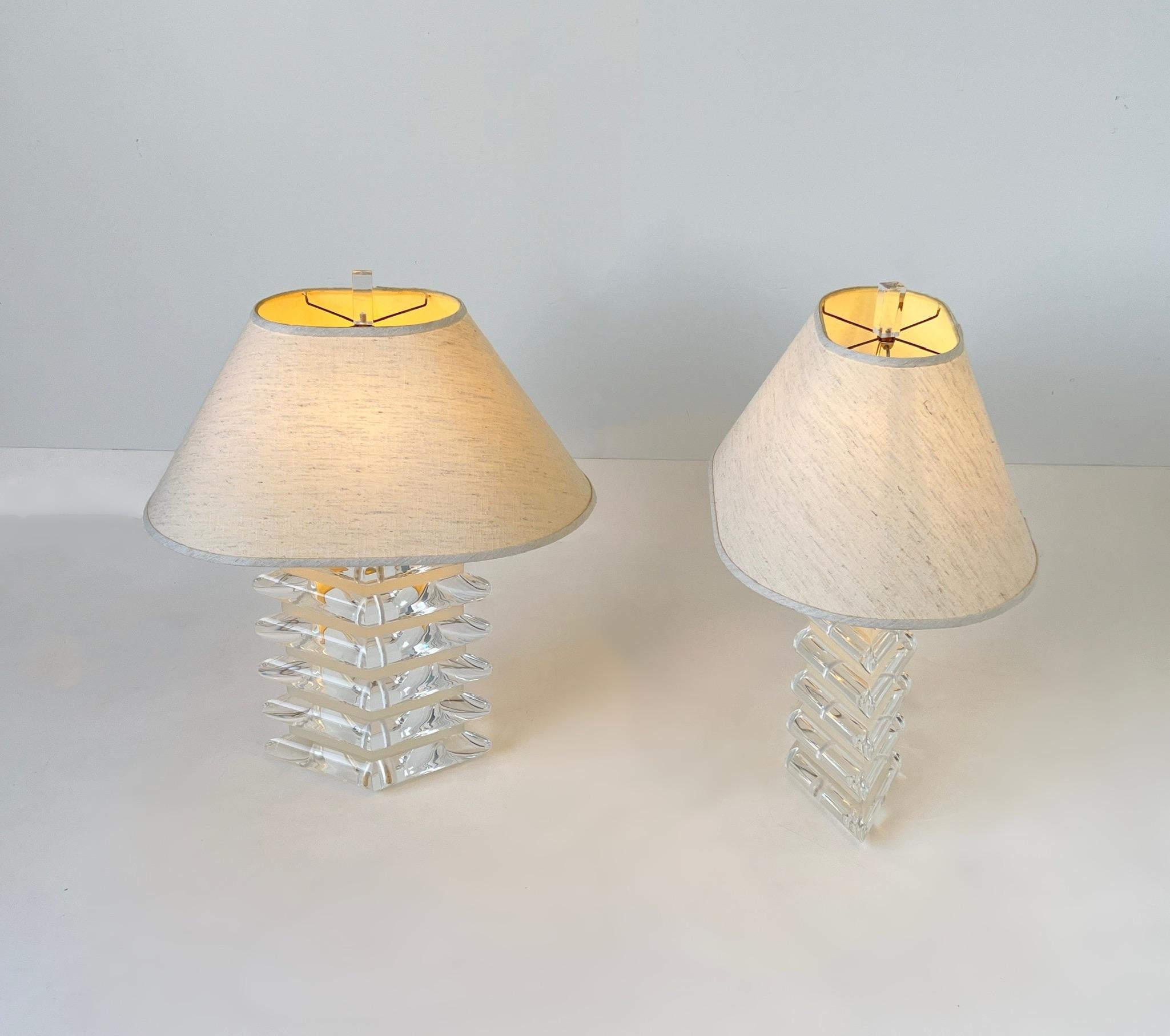 Polished Pair of Diamond Shape Lucite and Chrome Table Lamps For Sale