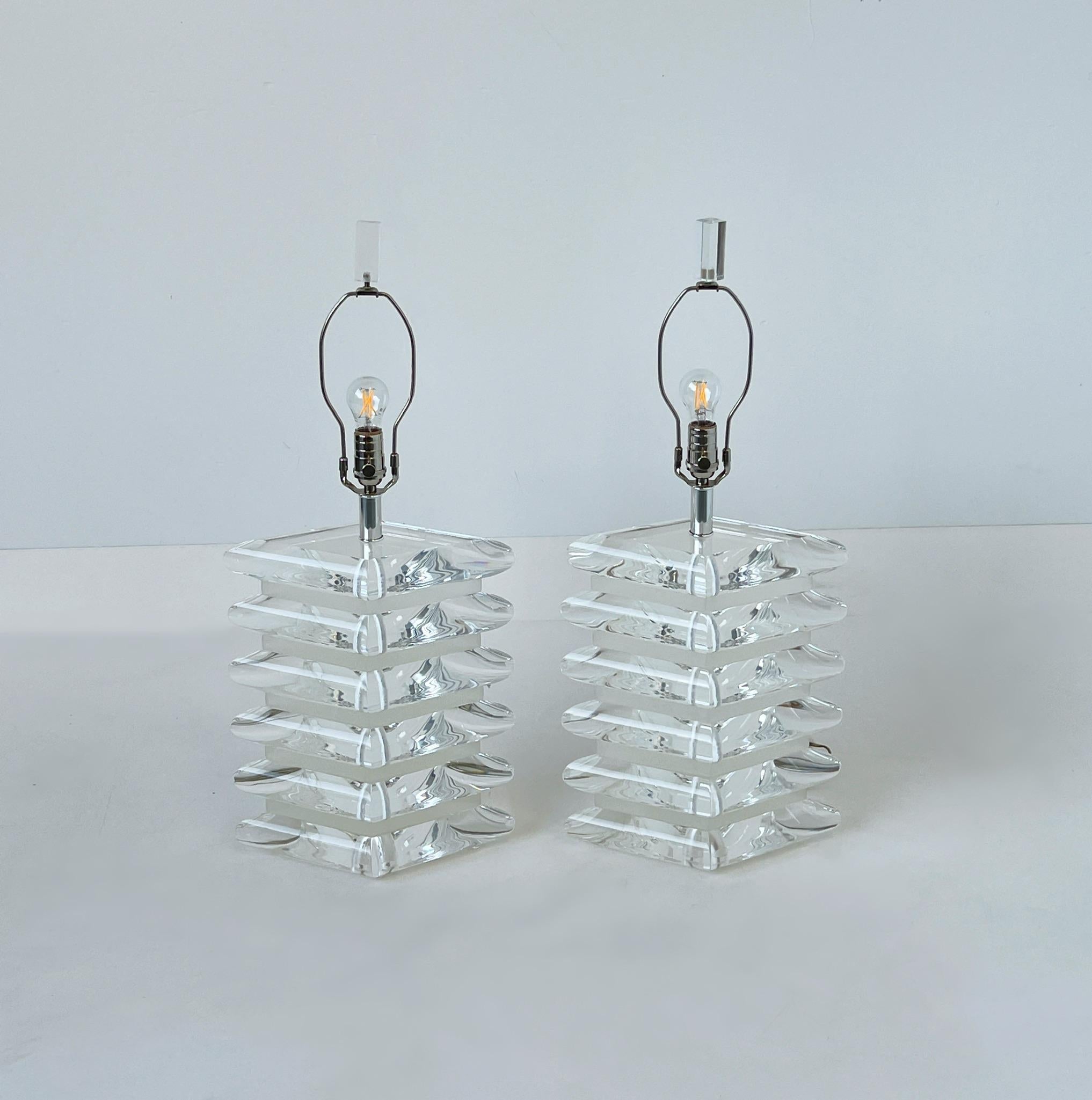 Late 20th Century Pair of Diamond Shape Lucite and Chrome Table Lamps For Sale