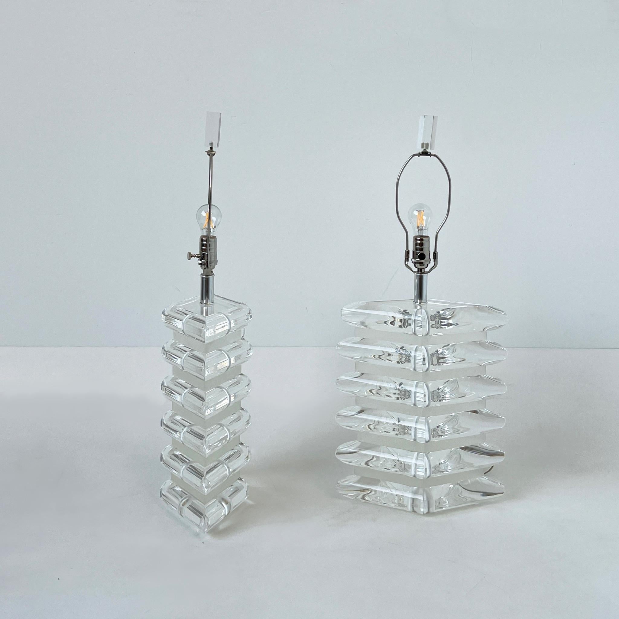 Linen Pair of Diamond Shape Lucite and Chrome Table Lamps For Sale