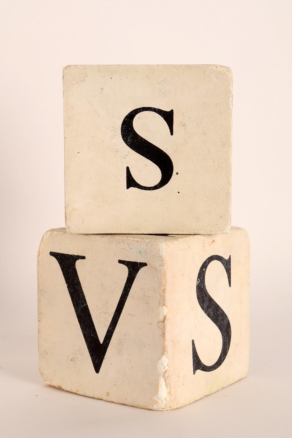 Paar Tafelspitzen mit Buchstaben, USA, um 1900 im Zustand „Hervorragend“ im Angebot in Milan, IT