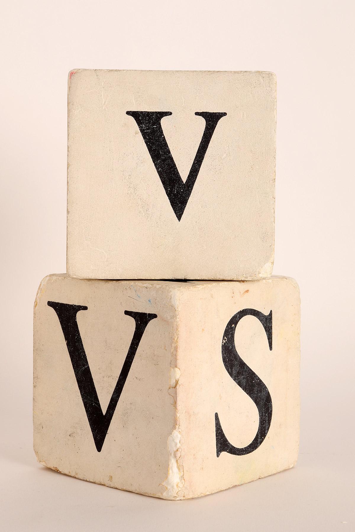 Paar Tafelspitzen mit Buchstaben, USA, um 1900 (20. Jahrhundert) im Angebot
