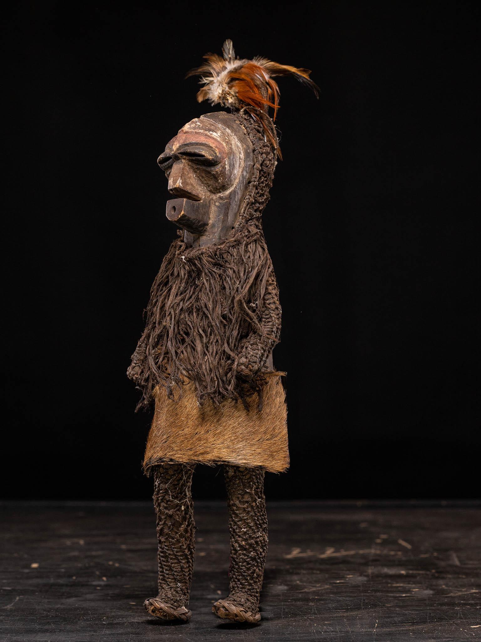 Zwei Songye-Puppen, Verkleinerungen des rituellen Kostüms der Maskentänzer, bemalter Holzkopf und Körper mit Tierhaut, Federn und geflochtenen Fasern bedeckt.

Privatsammlung Brüssel

48 x11 x 14 / 54 x 16,5 x 9 cm