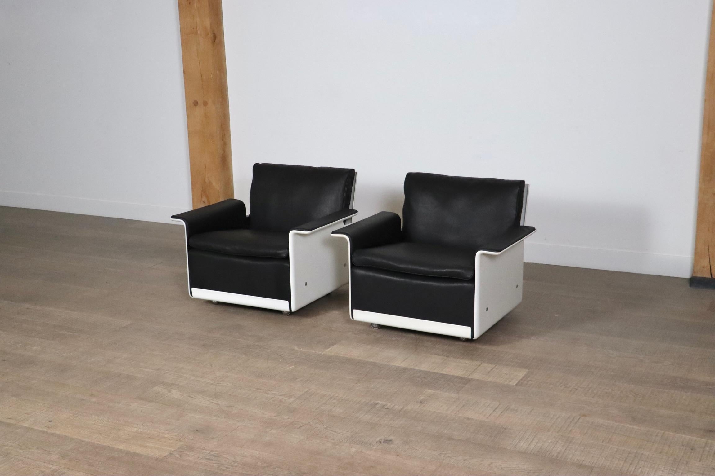 Erstaunliches Paar Loungesessel Modell 620 in schwarzem Leder mit weißer Außenschale von Dieter Rams für Vitsoe, Deutschland 1980er Jahre. Die weiße Außenhülle besteht aus einer heißgepressten Formmasse, die ähnlich wie Glasfaser ist, aber stärker