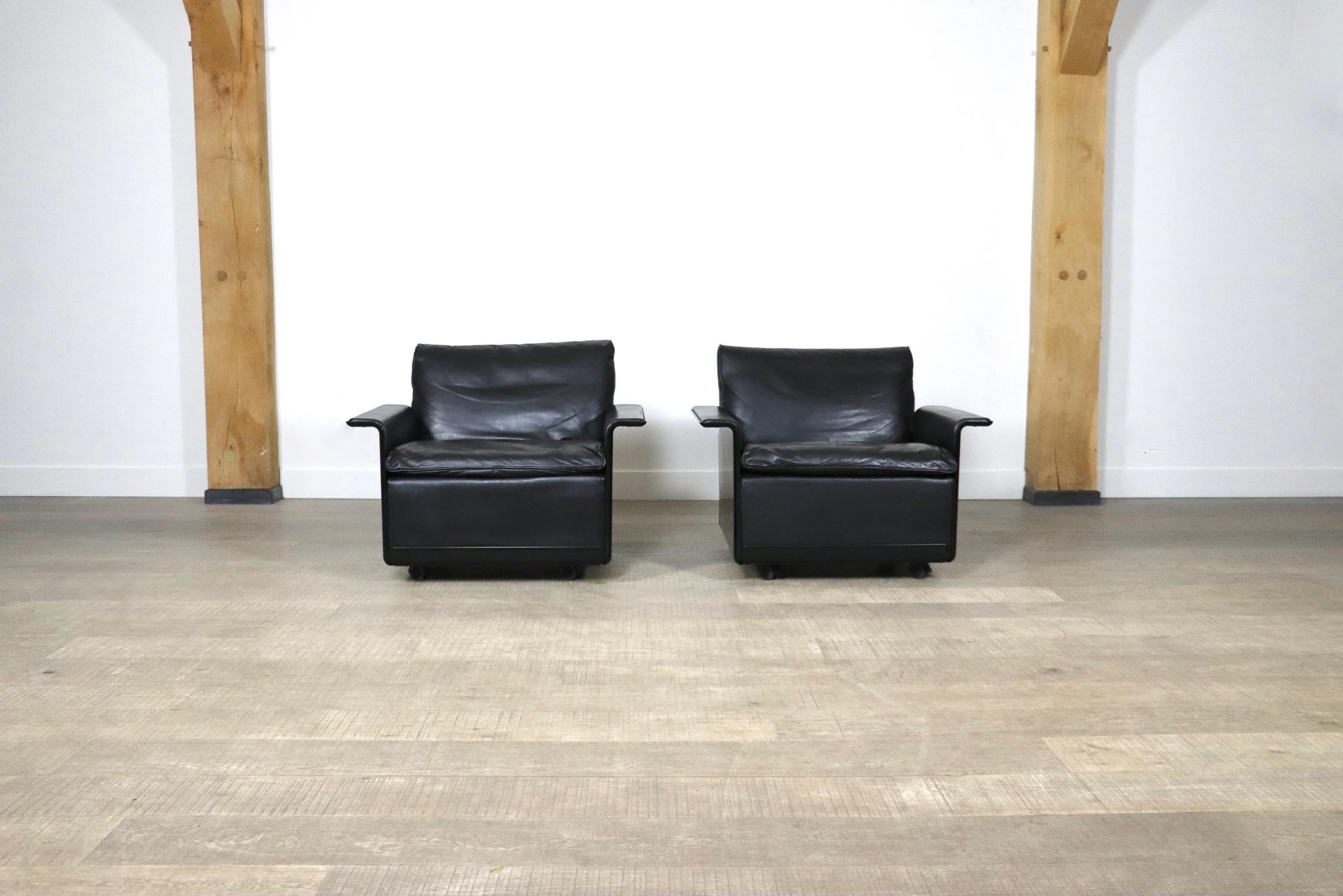 Amazing pair of model 620 lounge chairs in black leather by Dieter Rams for Vitsoe. The black outer shell is made from a hot-pressed sheet-moulding compound, which is similar to, but stronger than fiberglass. This sofa is made with the