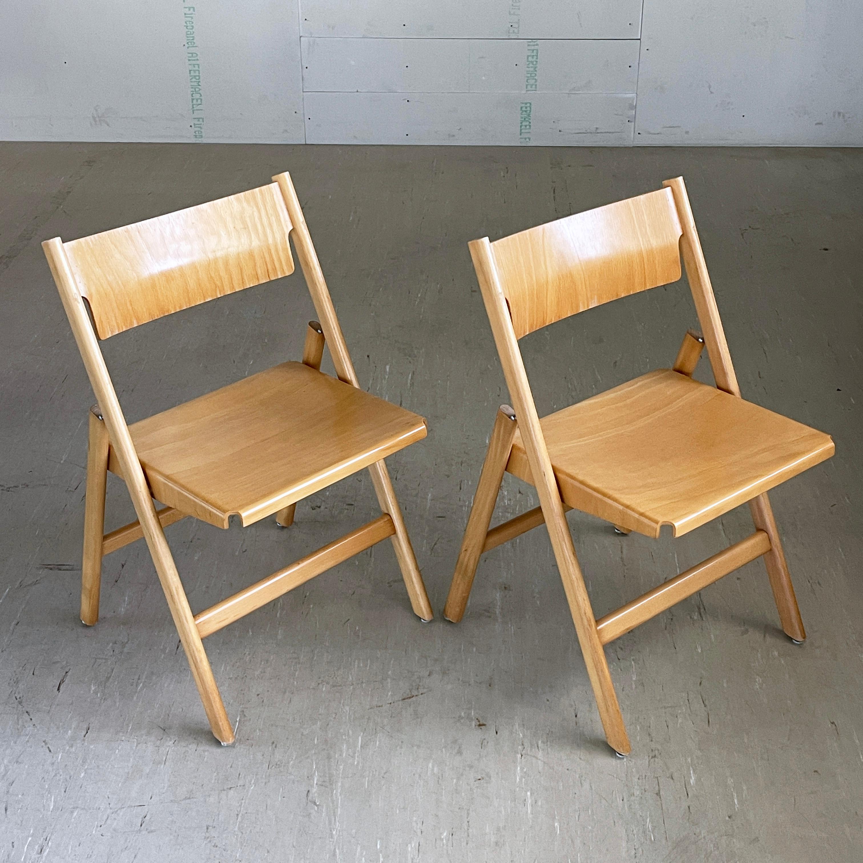 Pair of Model 1901 FS Folding Chairs in beech wood designed by Hans Eichenberger, 1966. Produced by Dietiker & Co. AG, Switzerland

Designer: Hans Eichenberger, 1966.
Producer: Dietiker & Co. AG, Switzerland
Measurements: Height: 74cm  Width: 48cm 