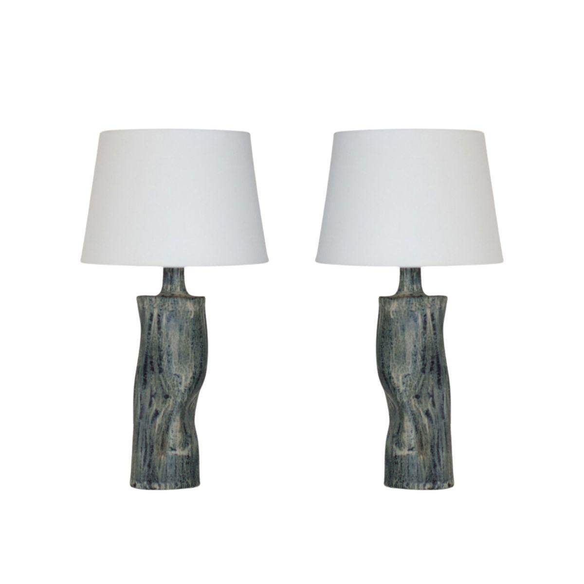 Lampes de table en céramique émaillée tigrée 'Difforme' avec abat-jour en parchemin par Design Frères.

Câblée avec des cordons torsadés haut de gamme et des interrupteurs à 3 voies (marche, demi-intensité, arrêt). Les ampoules à filament de 40w