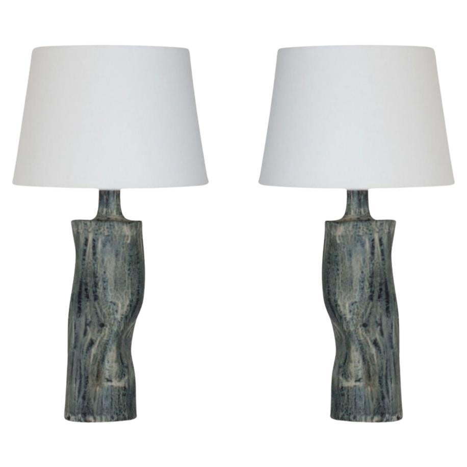 Ein Paar 'Difforme' Tischlampen aus Tigerglasur mit Pergamentschirm von Design Frères im Angebot