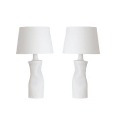 Paire de lampes de table 'Difforme' blanches avec abat-jour en parchemin par Design Frères