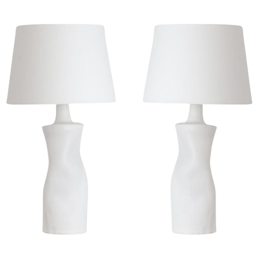 Ein Paar weiße Tischlampen 'Difforme' mit Pergamentschirmen von Design Frères