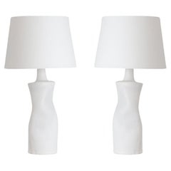 Paire de lampes de table 'Difforme' blanches avec abat-jour en parchemin par Design Frères