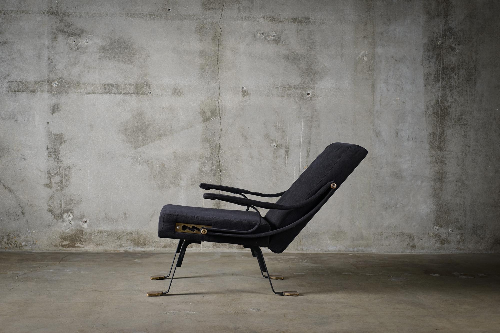 Laiton Paire de chaises Digamma de Santa & Cole en vente