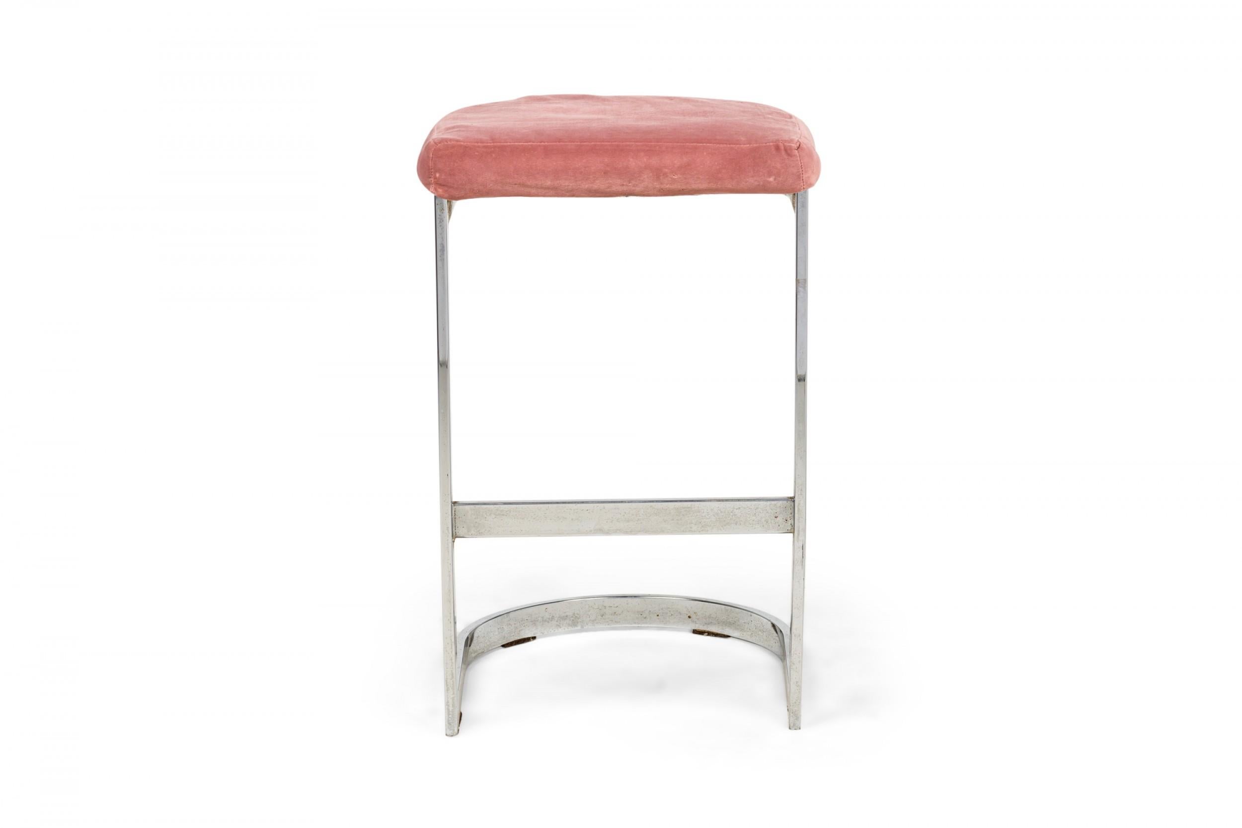 Freitragende Dillingham-Hocker „Horseshoe“ aus Rosen Velour, Dillingham, Paar im Angebot 3