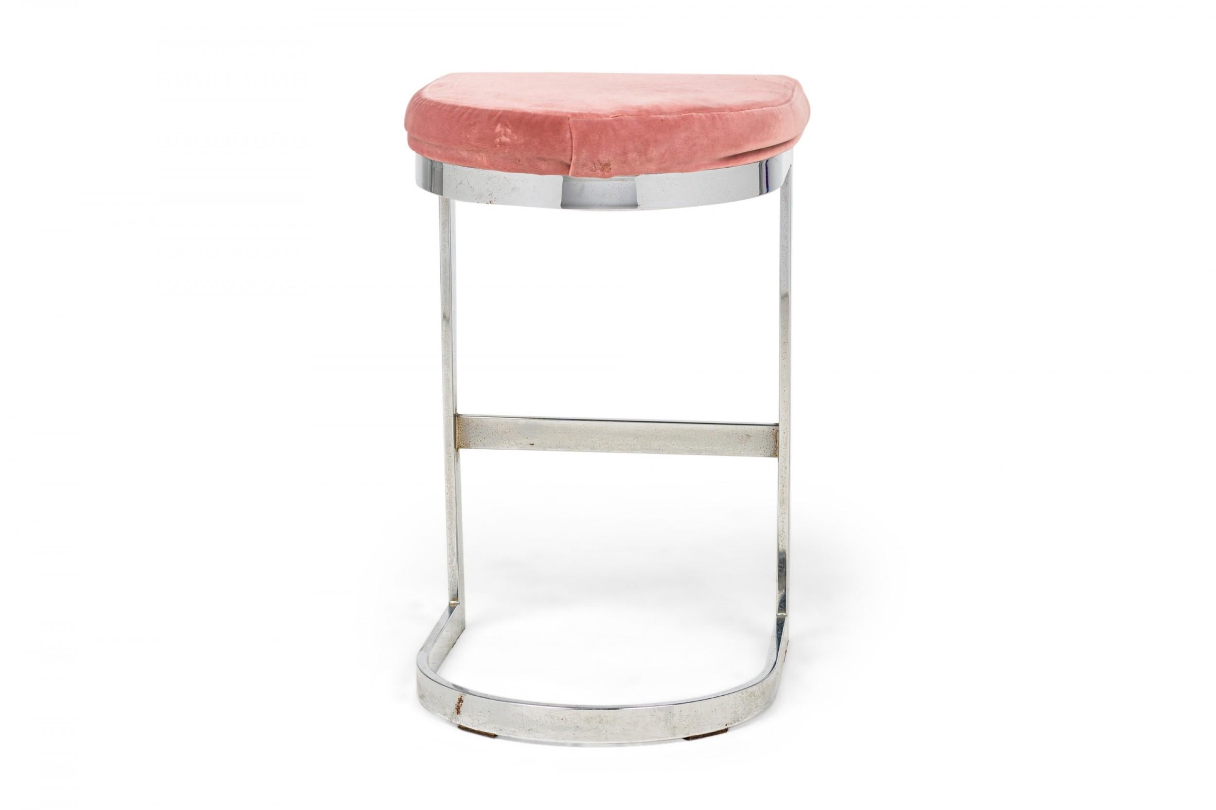 Freitragende Dillingham-Hocker „Horseshoe“ aus Rosen Velour, Dillingham, Paar im Angebot 4