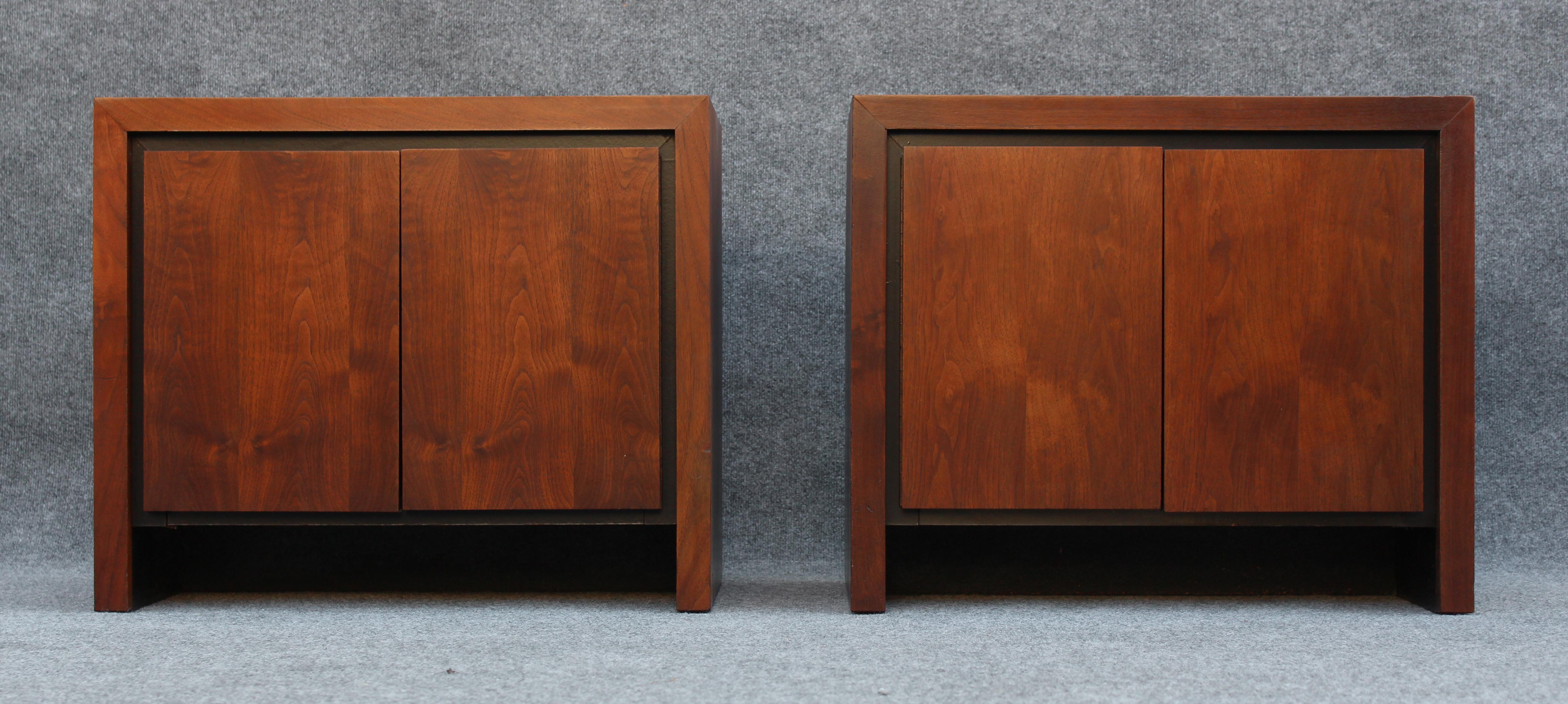 Mid-Century Modern Pair of Dillingham Nightstands or End Tables in Bookmatched Walnut For Sale
