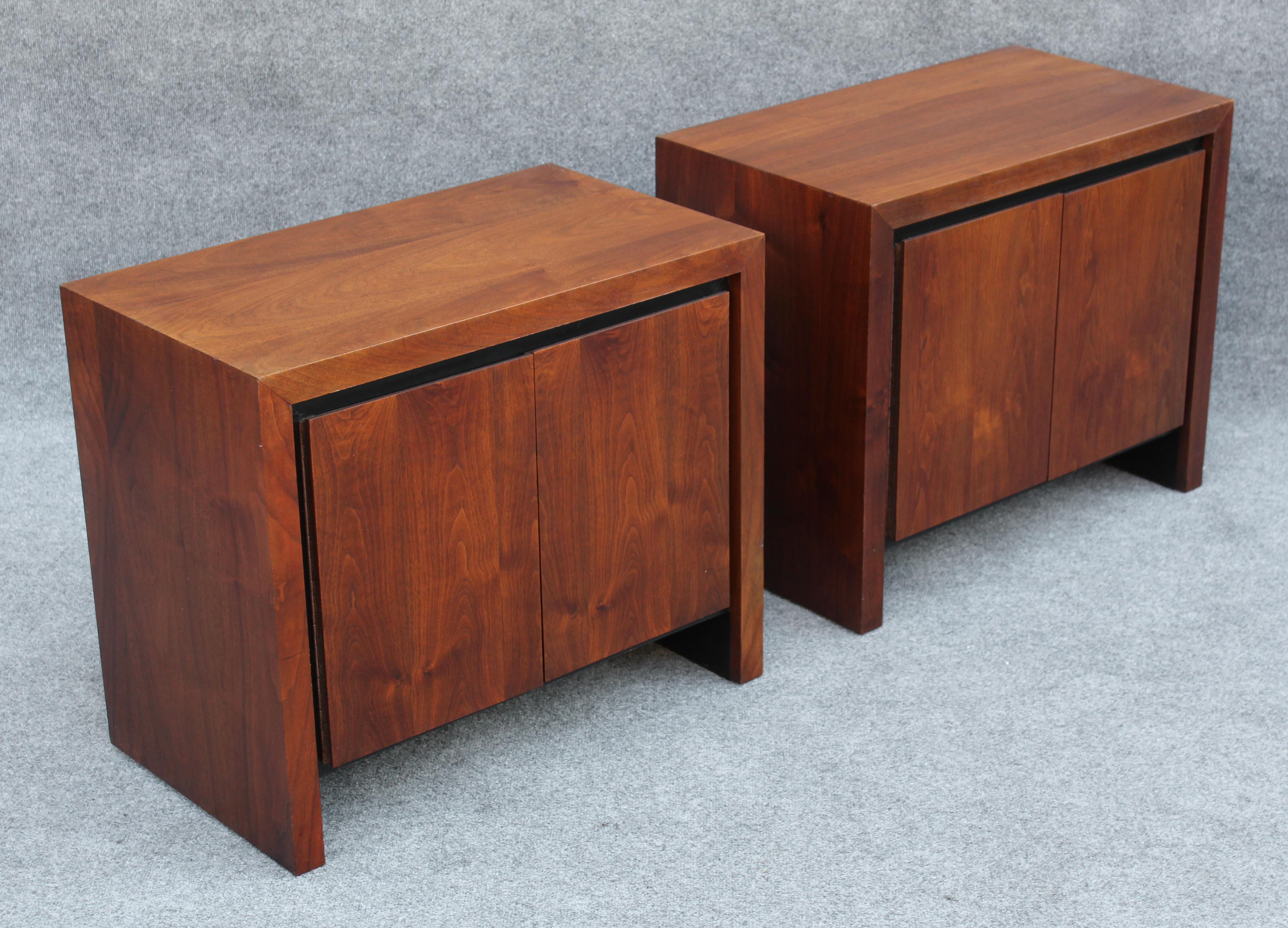 American Pair of Dillingham Nightstands or End Tables in Bookmatched Walnut For Sale