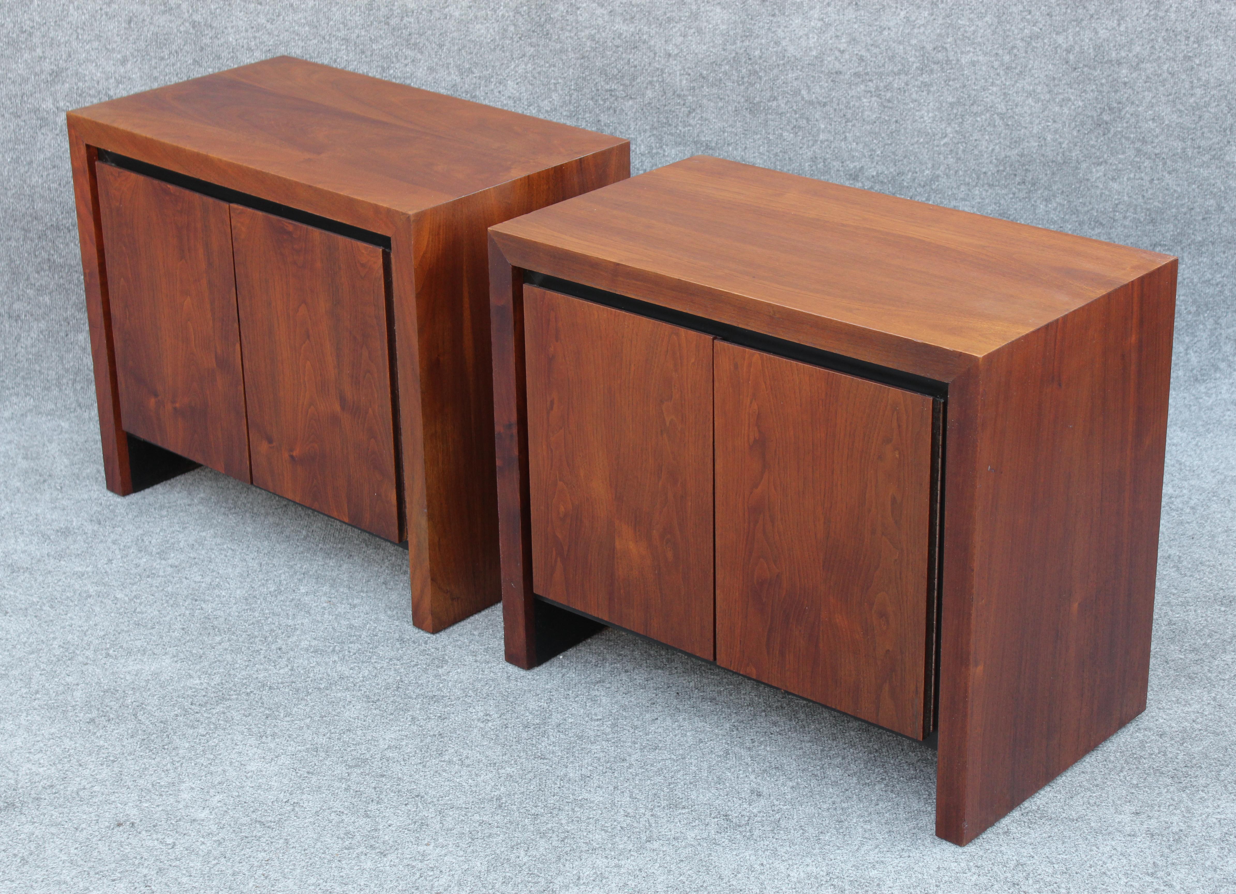 Pair of Dillingham Nightstands or End Tables in Bookmatched Walnut In Good Condition For Sale In Philadelphia, PA