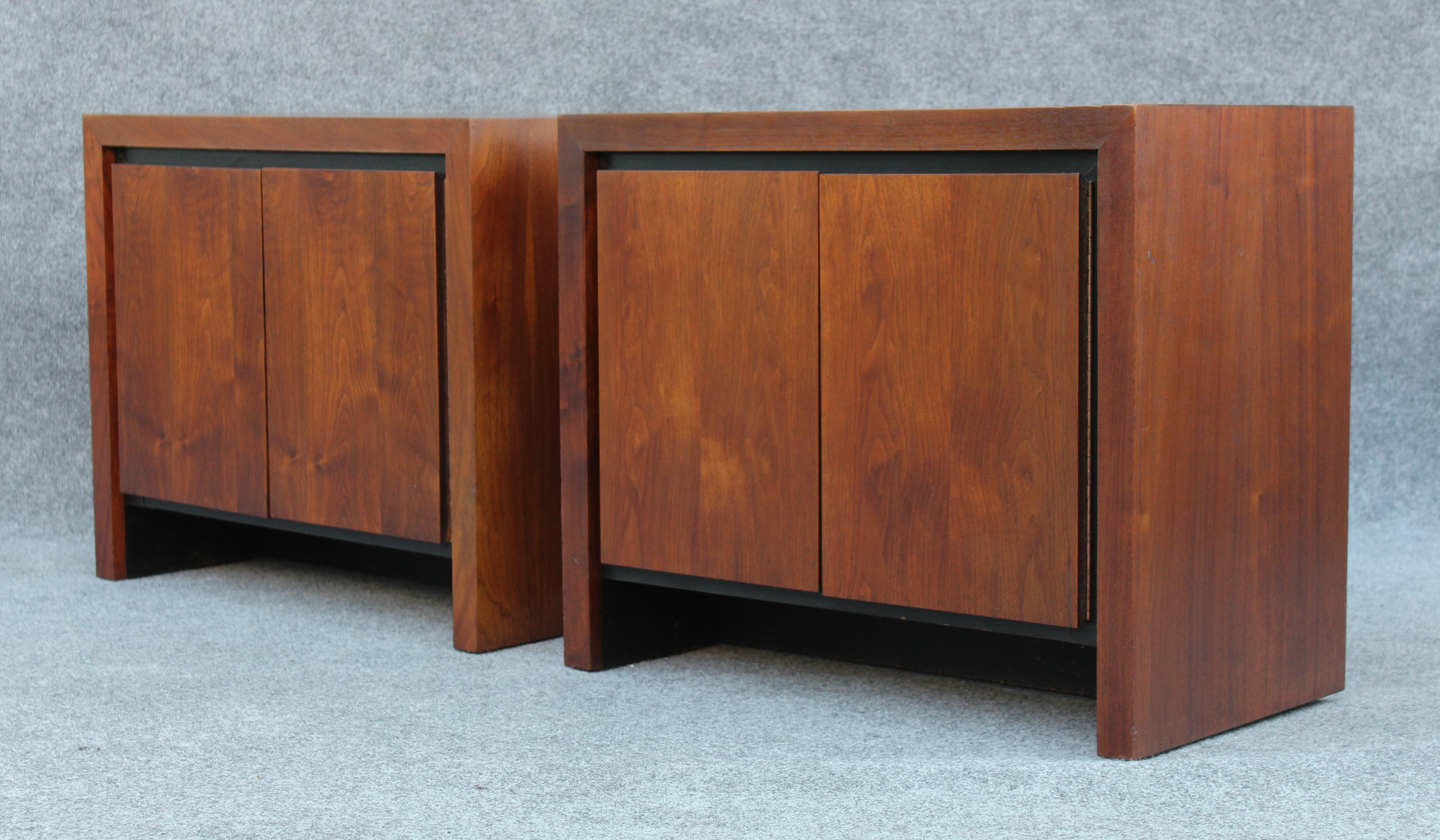 Late 20th Century Pair of Dillingham Nightstands or End Tables in Bookmatched Walnut For Sale