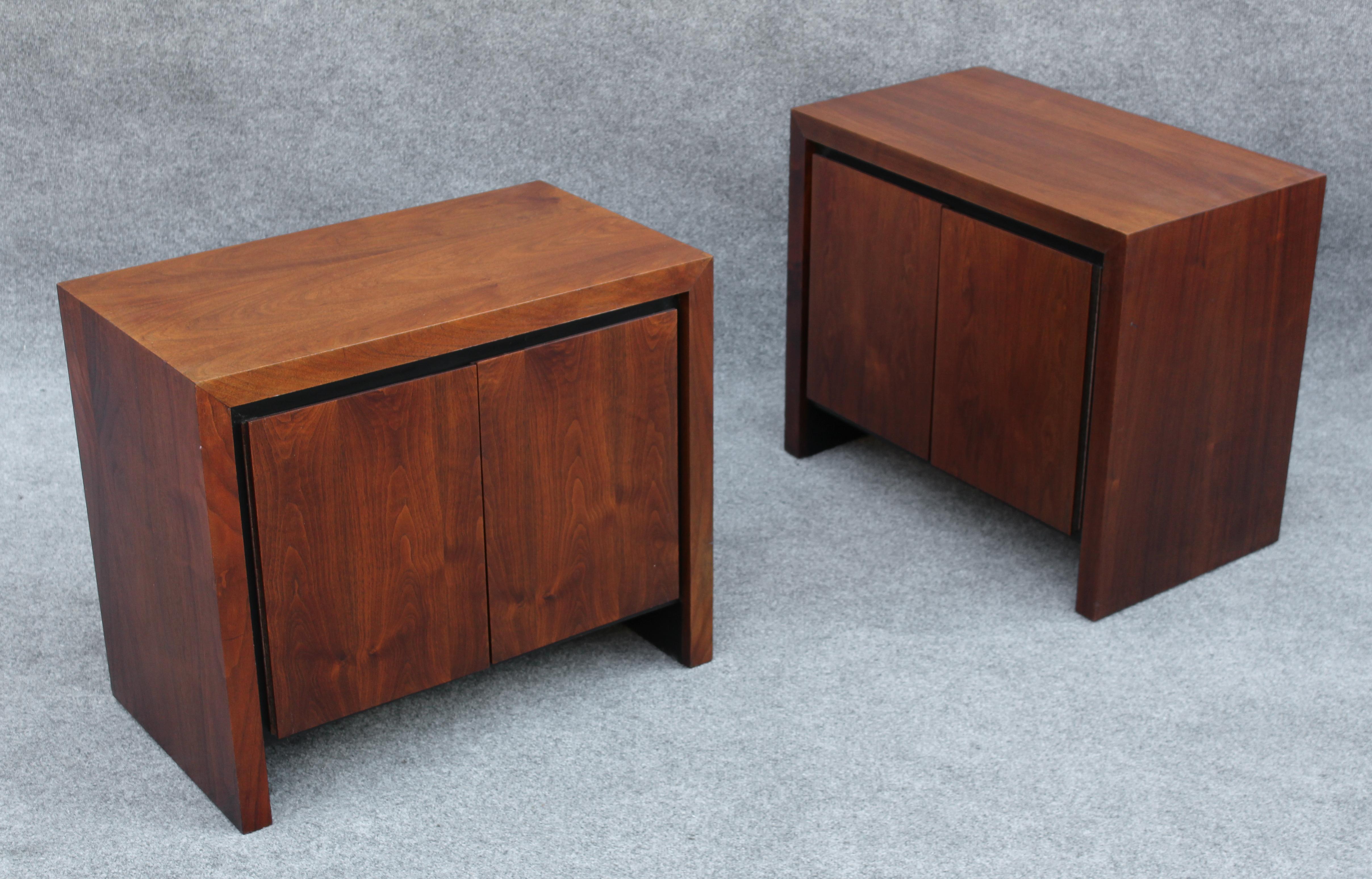 Pair of Dillingham Nightstands or End Tables in Bookmatched Walnut For Sale 1