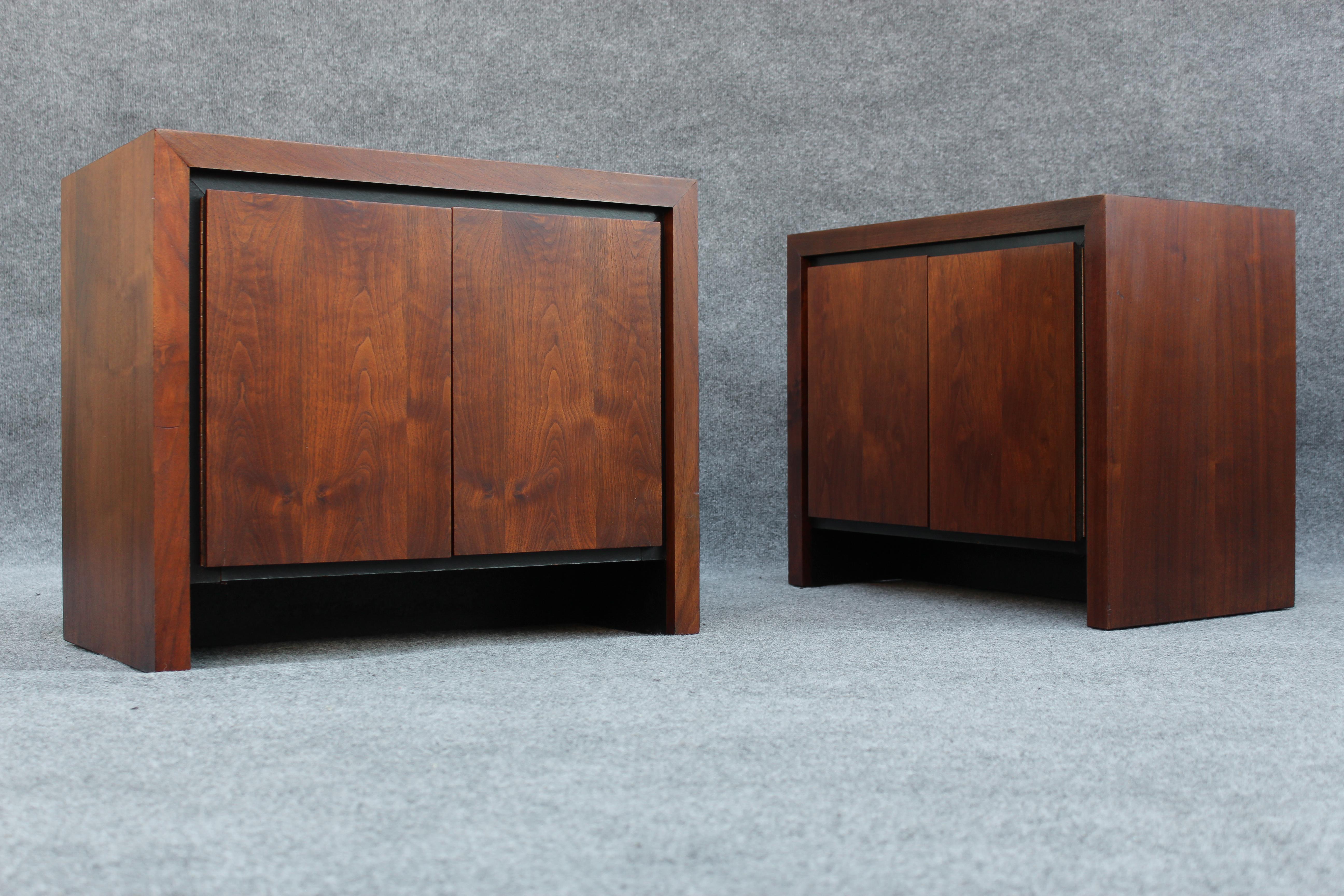 Pair of Dillingham Nightstands or End Tables in Bookmatched Walnut For Sale 2