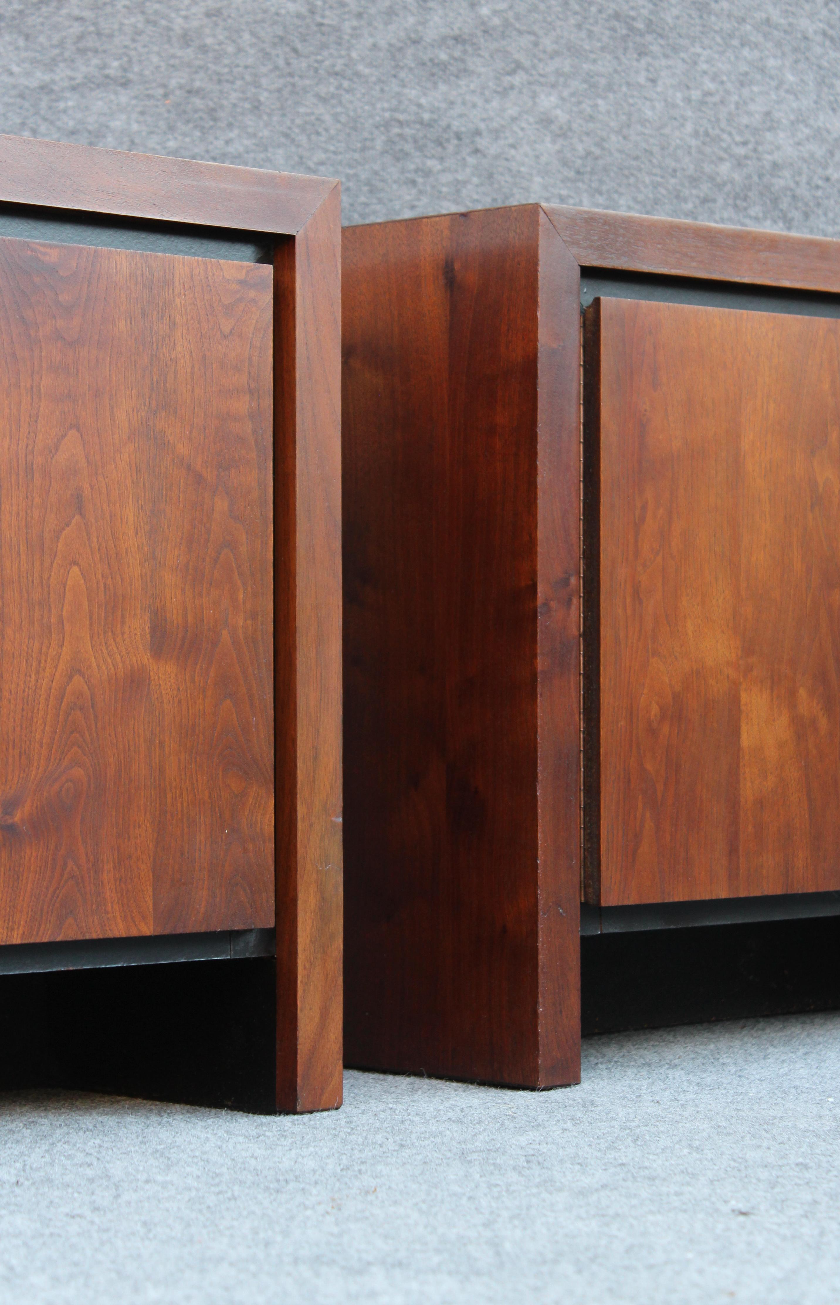 Pair of Dillingham Nightstands or End Tables in Bookmatched Walnut For Sale 3