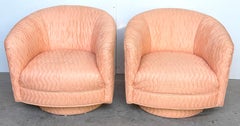 Paire de petits fauteuils club pivotants en soie rose matelassée à rainures, datant des années 1970