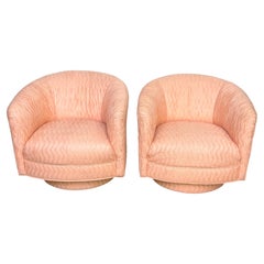 Paire de petits fauteuils club pivotants en soie rose matelassée à rainures, datant des années 1970