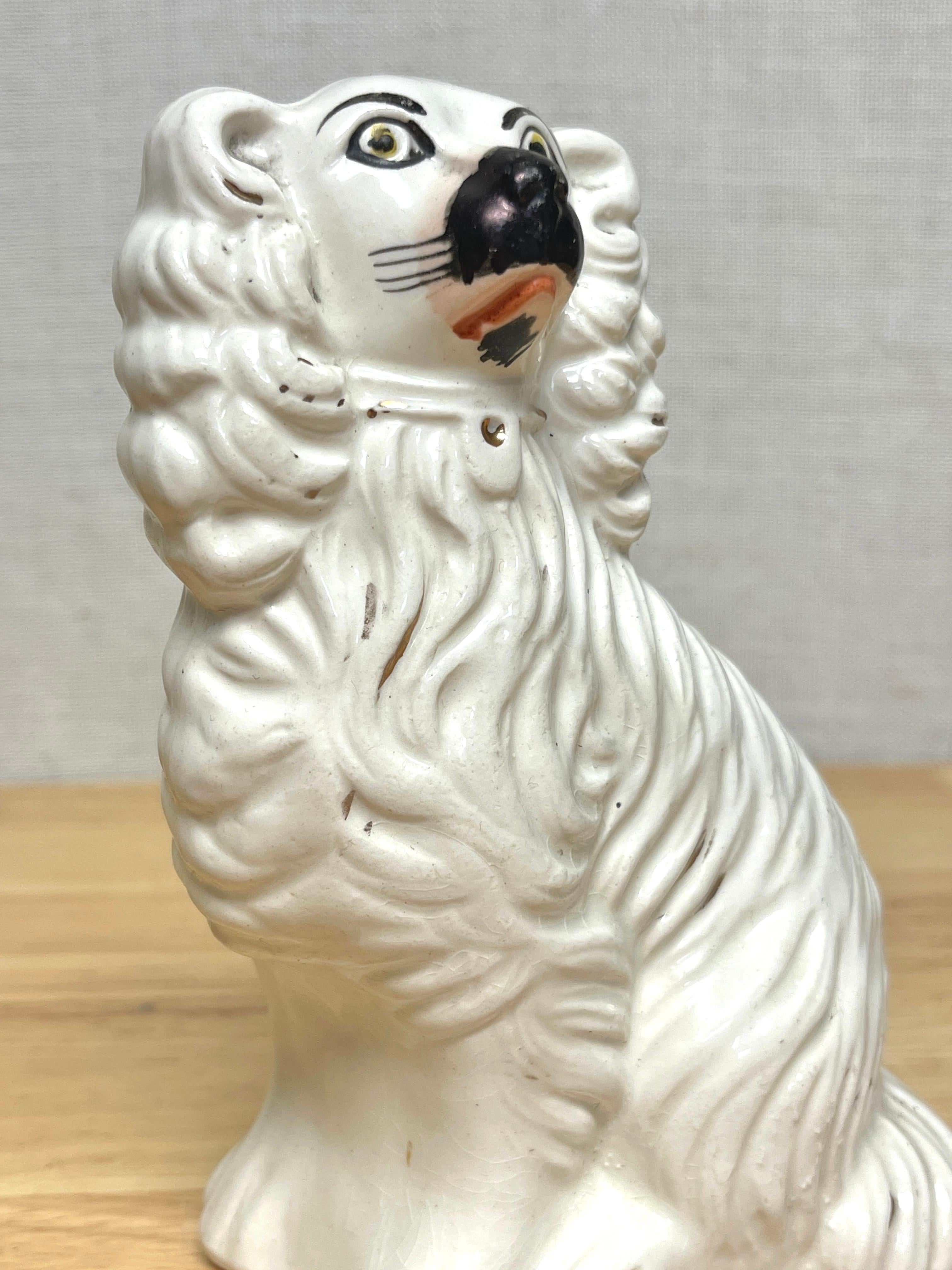 Pareja de diminutos spaniels sentados antiguos de Staffordshire en blanco y negro, c. 1860 en venta 1