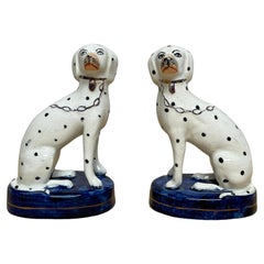 Paire de petits Dalmatians anciennes assis du Staffordshire avec chaînes