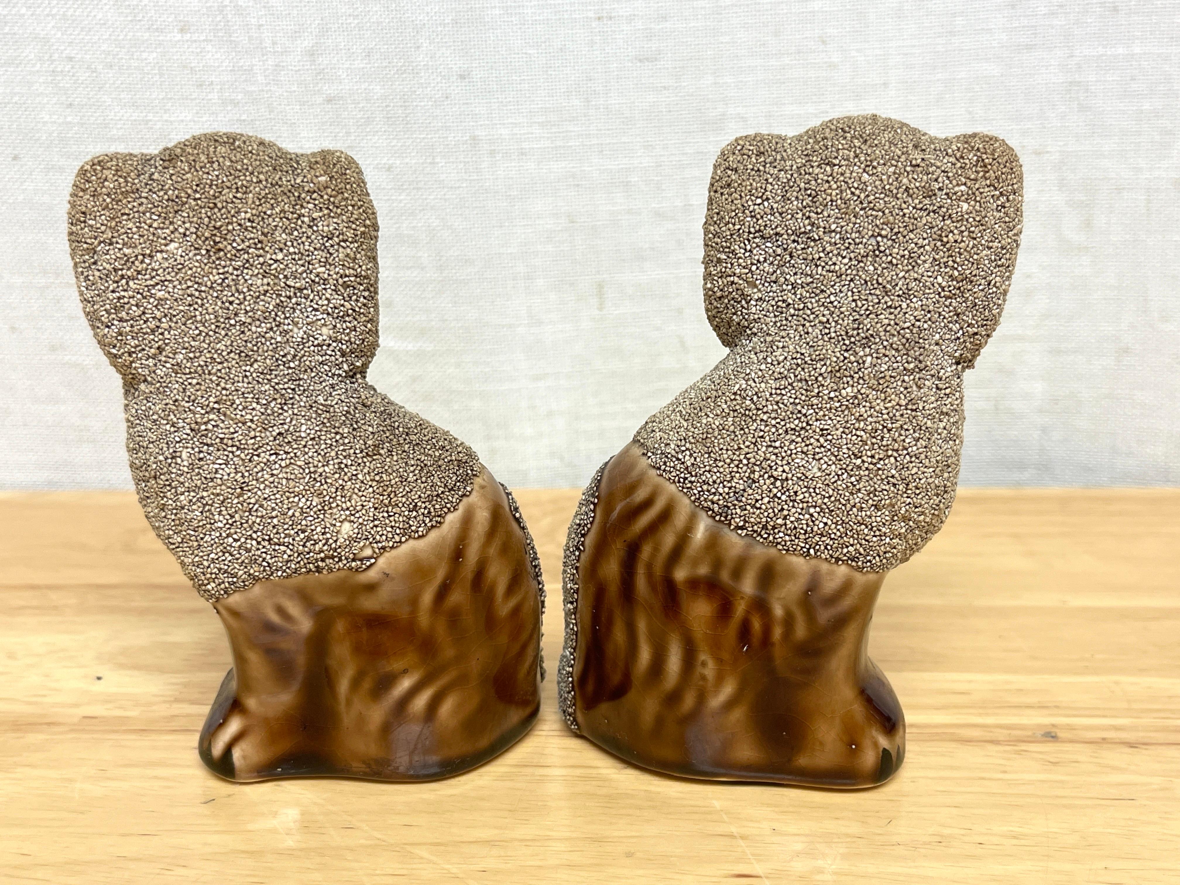 Paar kleine, glasierte Rockingham-Figuren mit sitzenden Pudeln im Bennington-Stil (Hochviktorianisch) im Angebot