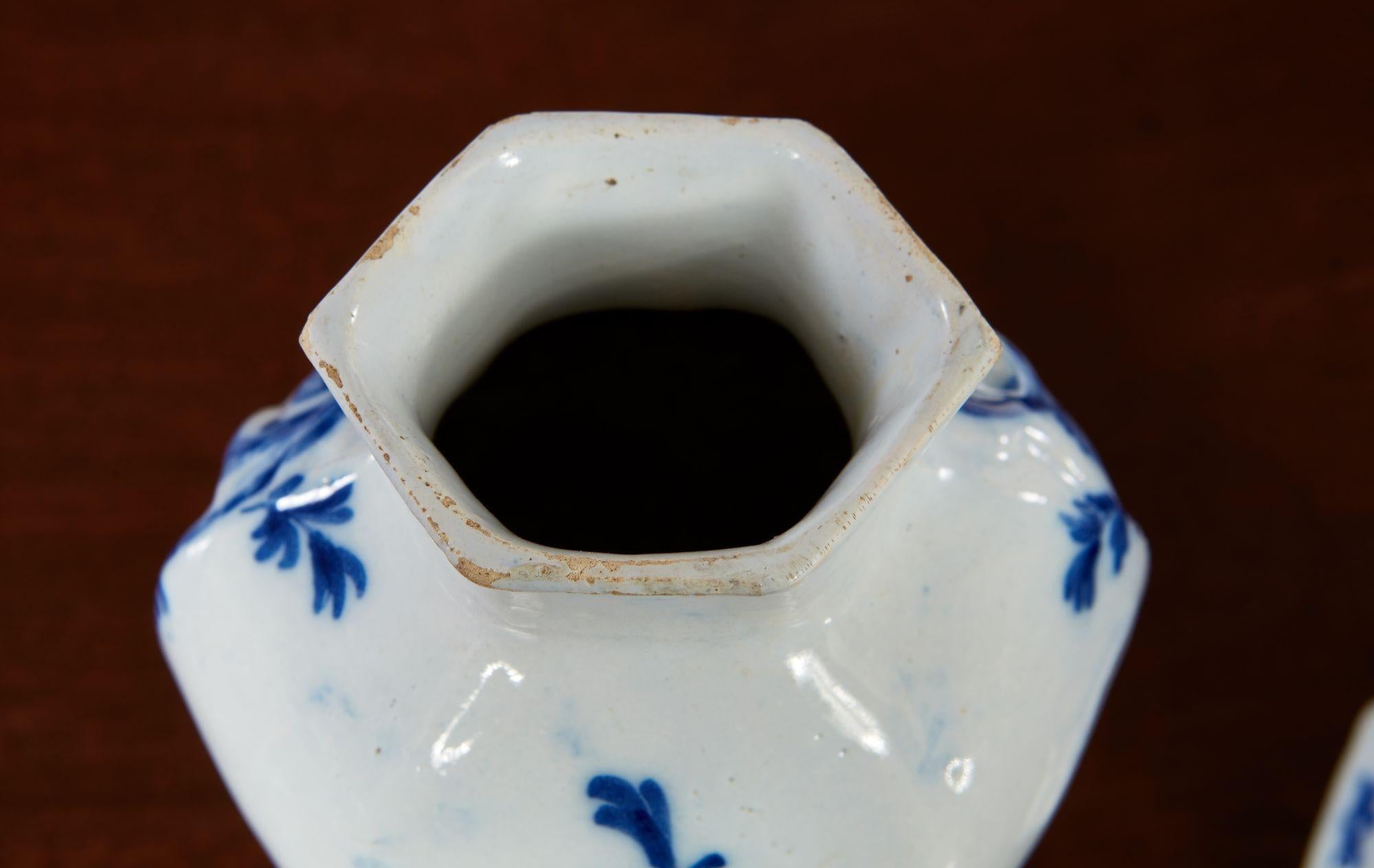 Coppia di piccoli vasi di Delft in vendita 10