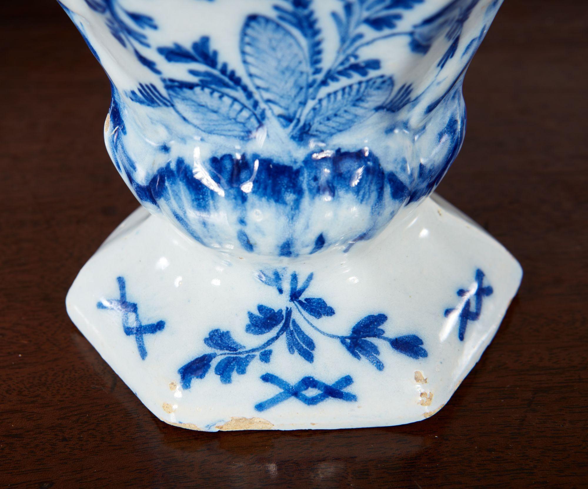 XVIII secolo Coppia di piccoli vasi di Delft in vendita