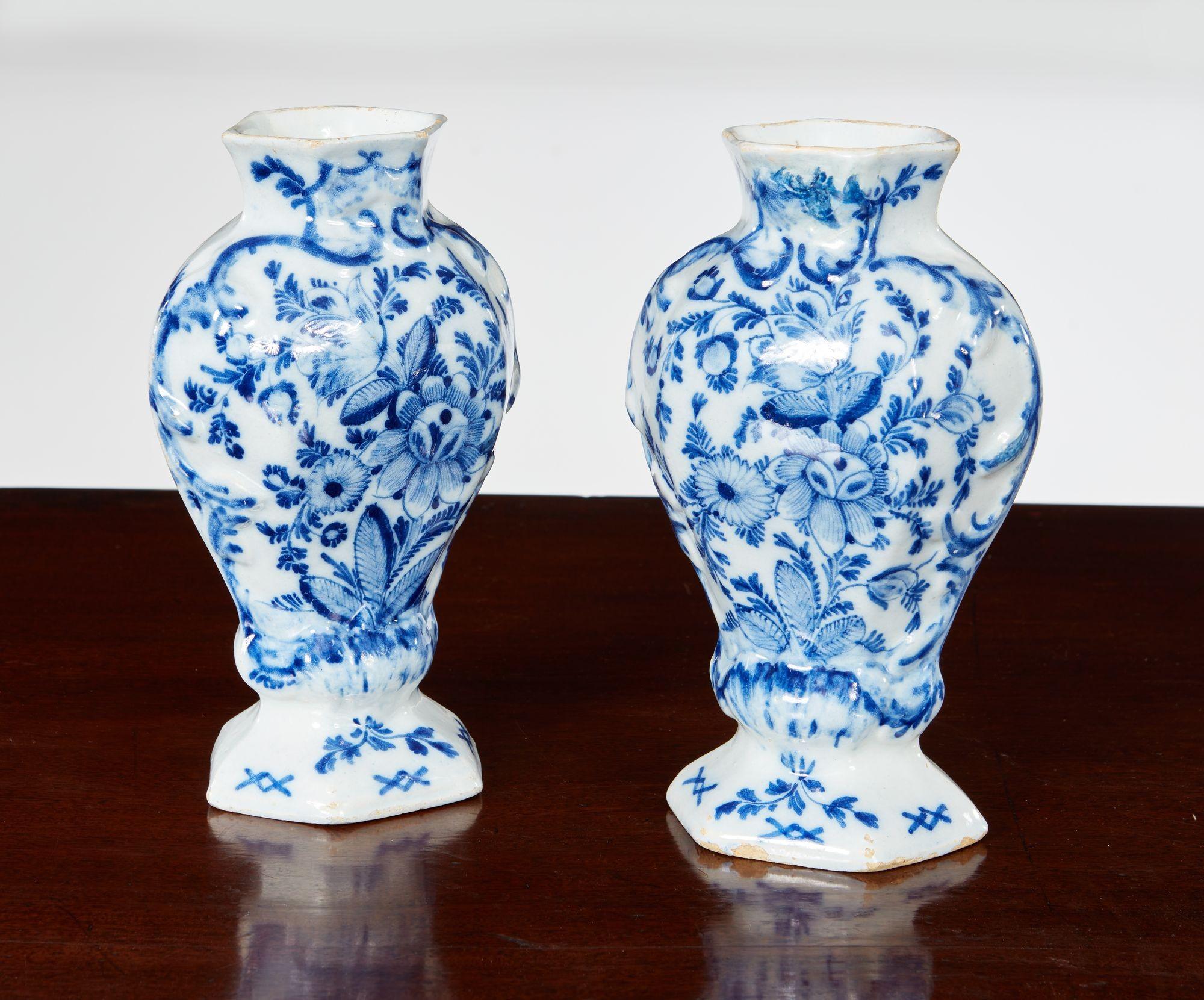 Coppia di piccoli vasi di Delft in vendita 1