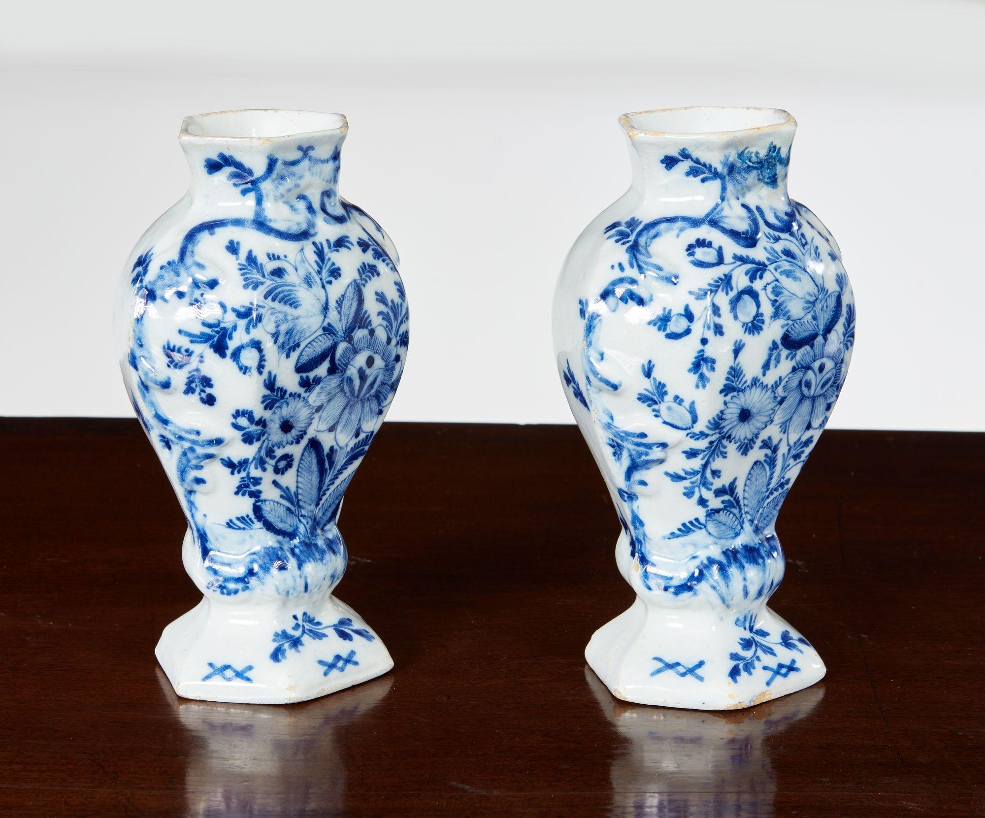 Coppia di piccoli vasi di Delft in vendita 2