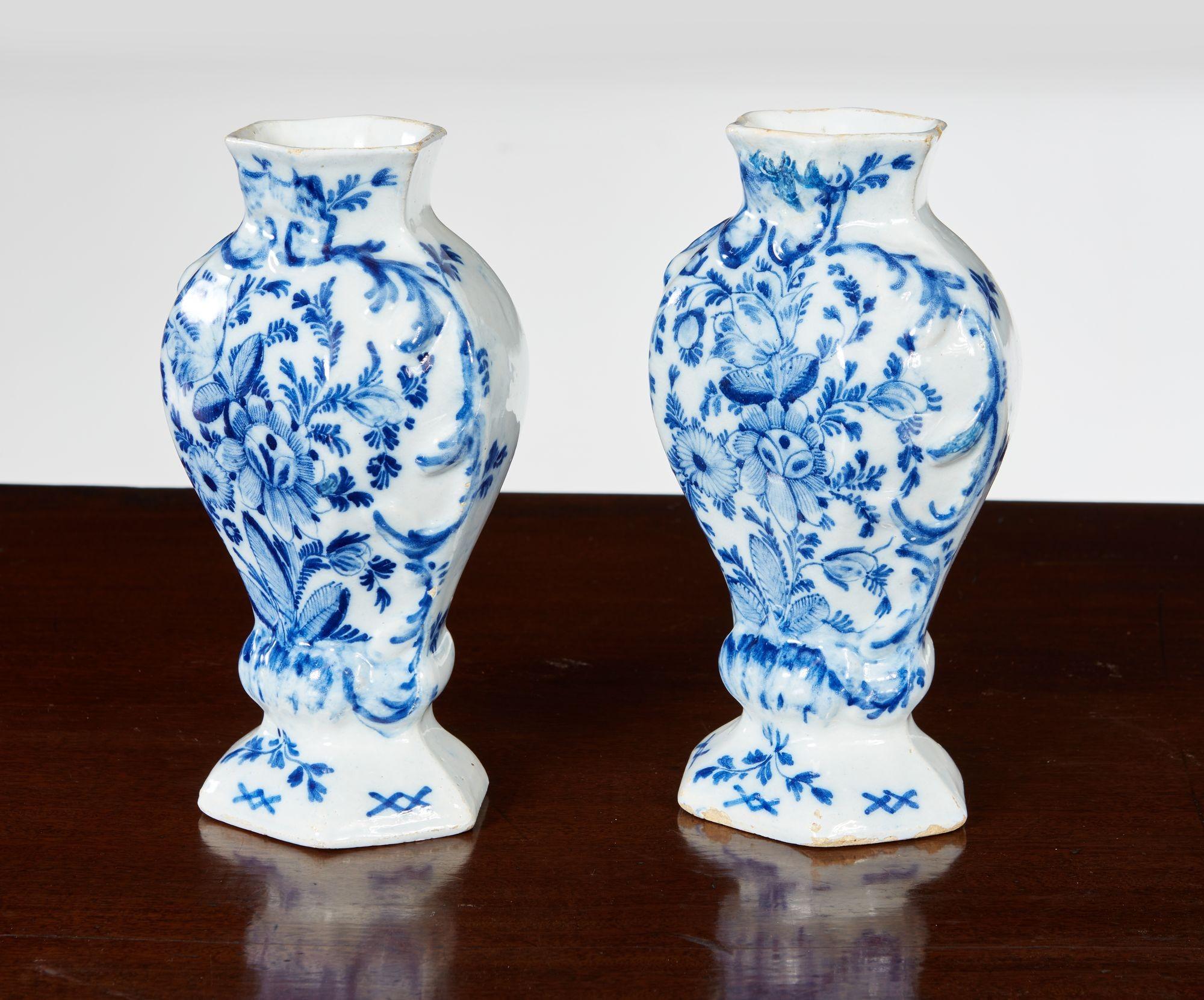 Coppia di piccoli vasi di Delft in vendita 3