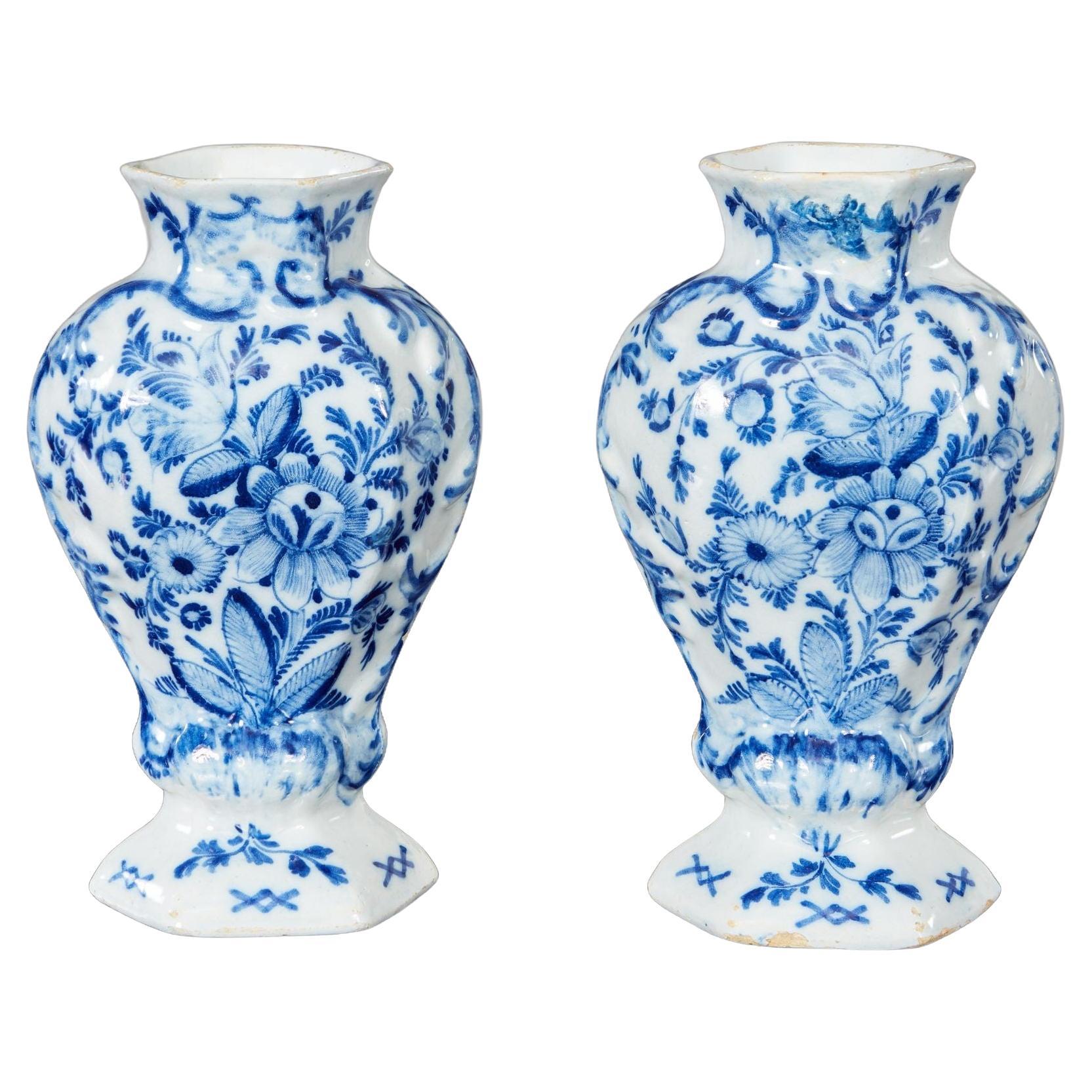 Coppia di piccoli vasi di Delft in vendita