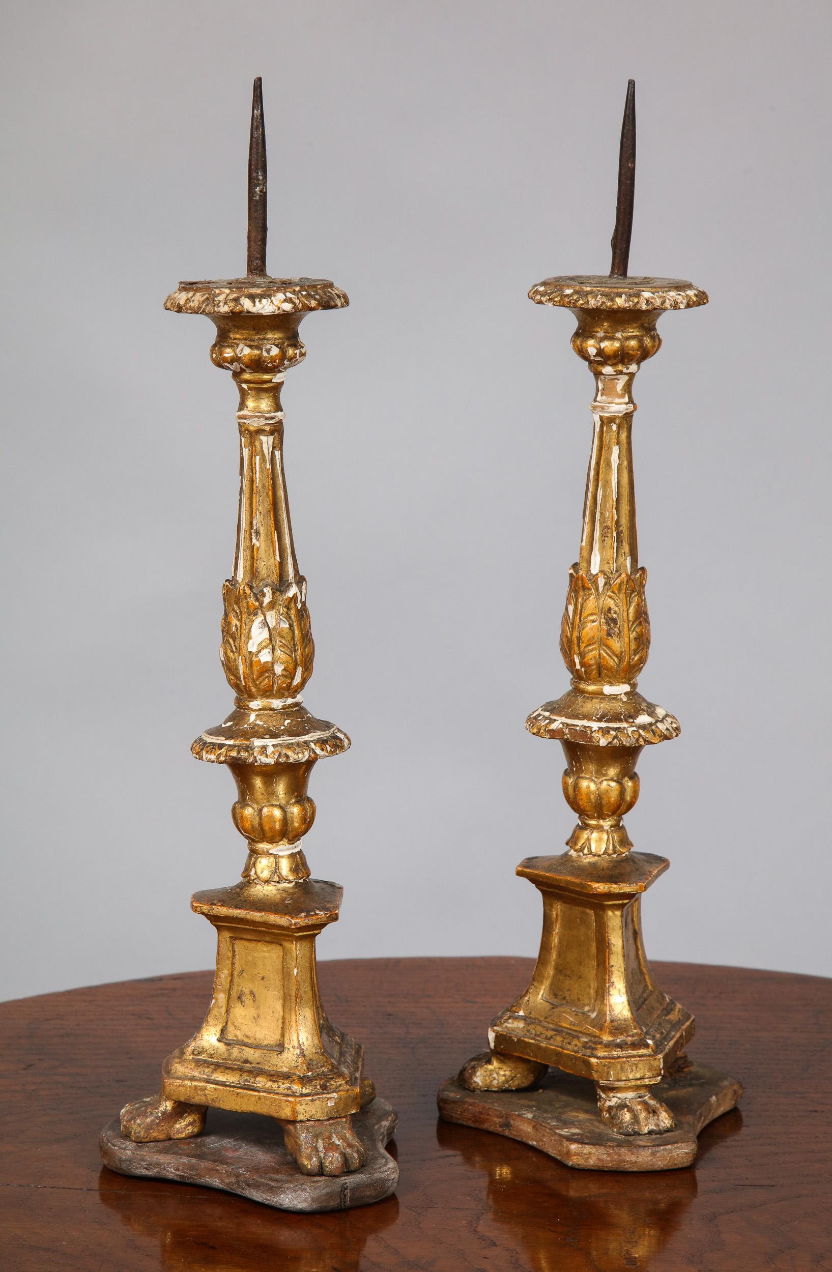 Paar zierliche Pricket-Kerzenhalter aus Giltwood im Angebot 5