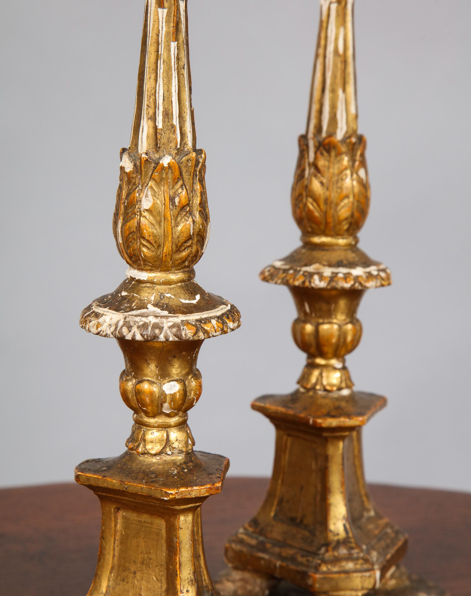 Paar zierliche Pricket-Kerzenhalter aus Giltwood (Vergoldetes Holz) im Angebot