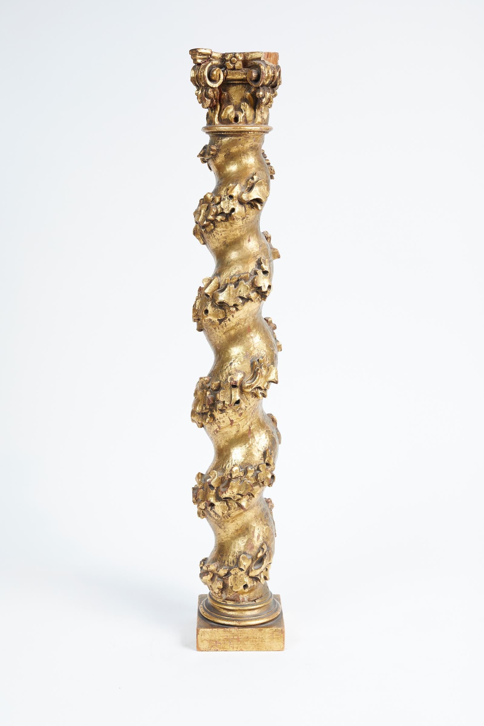 Paire de petites colonnes baroques italiennes en bois doré et sculpté en vente 7