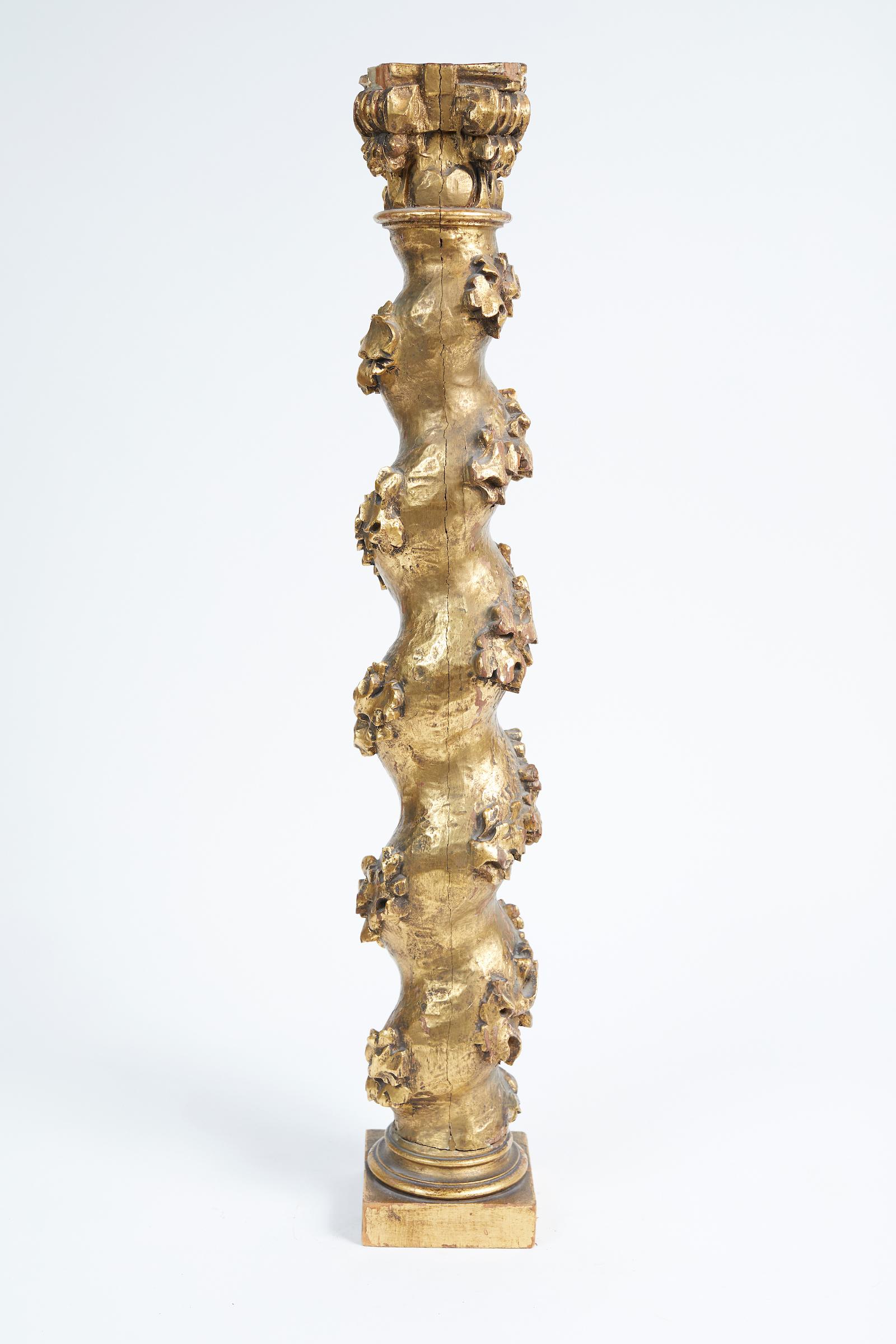Paire de petites colonnes baroques italiennes en bois doré et sculpté en vente 8