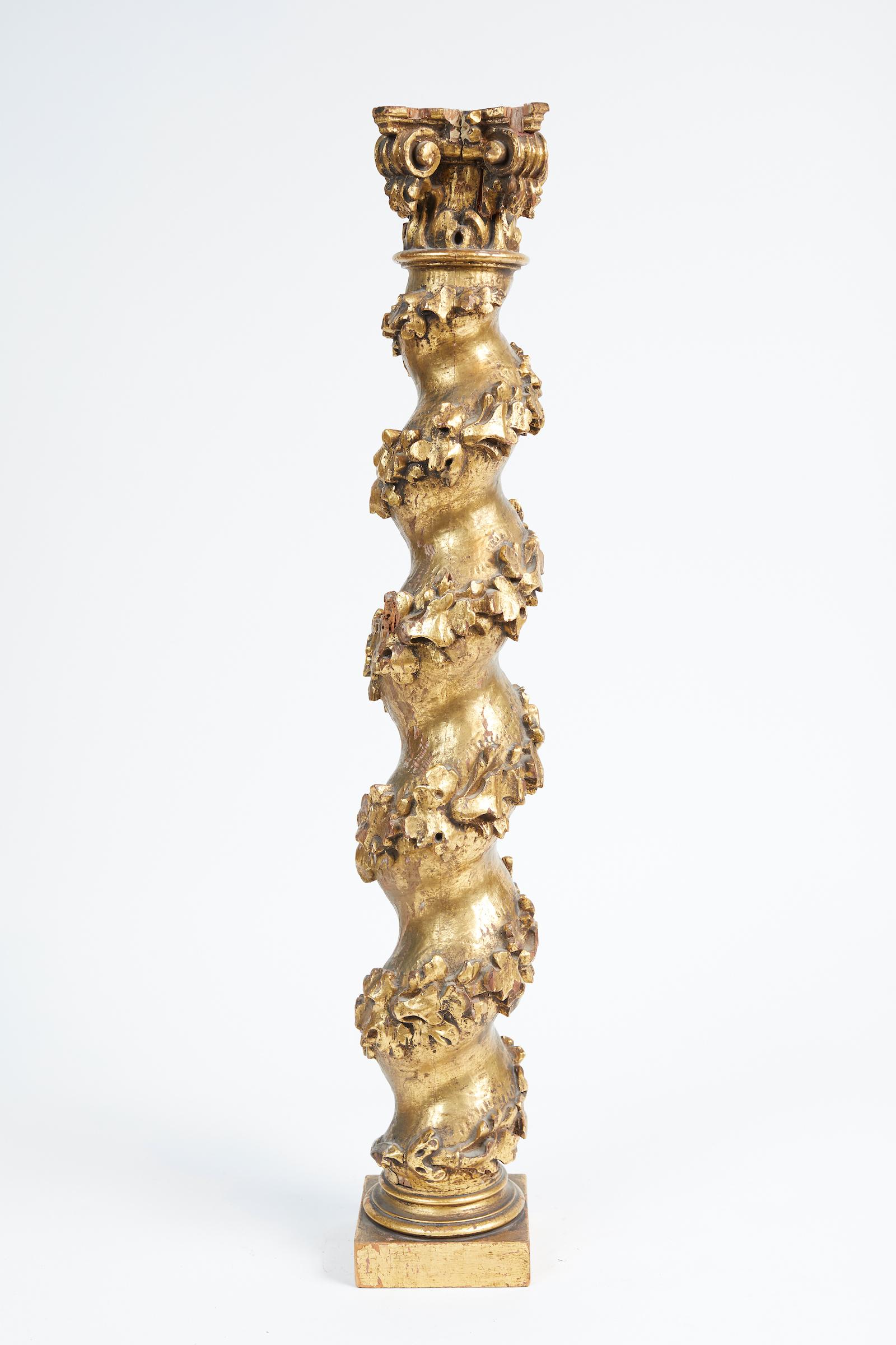 Paire de petites colonnes baroques italiennes en bois doré et sculpté en vente 10