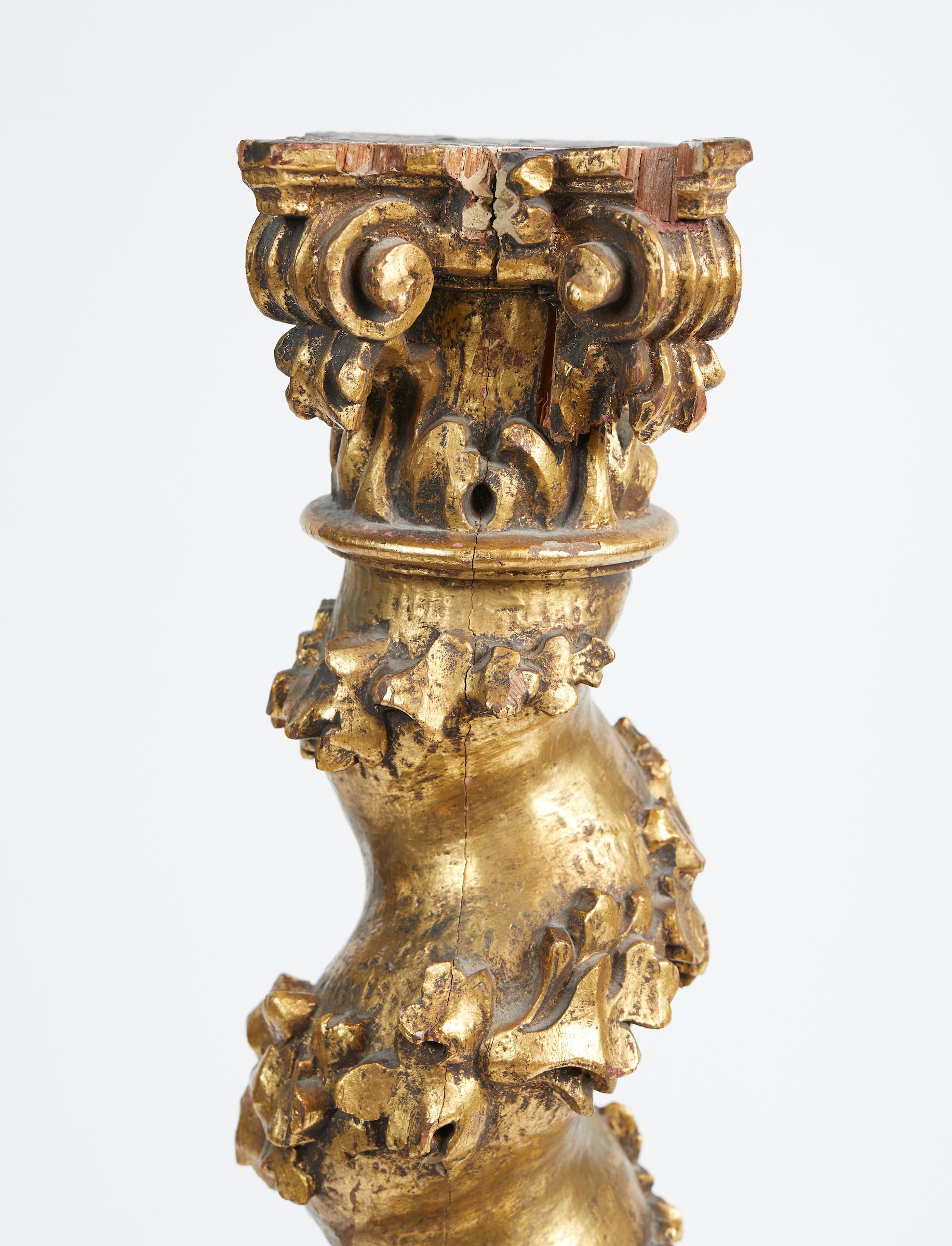 Paire de petites colonnes baroques italiennes en bois doré et sculpté en vente 12