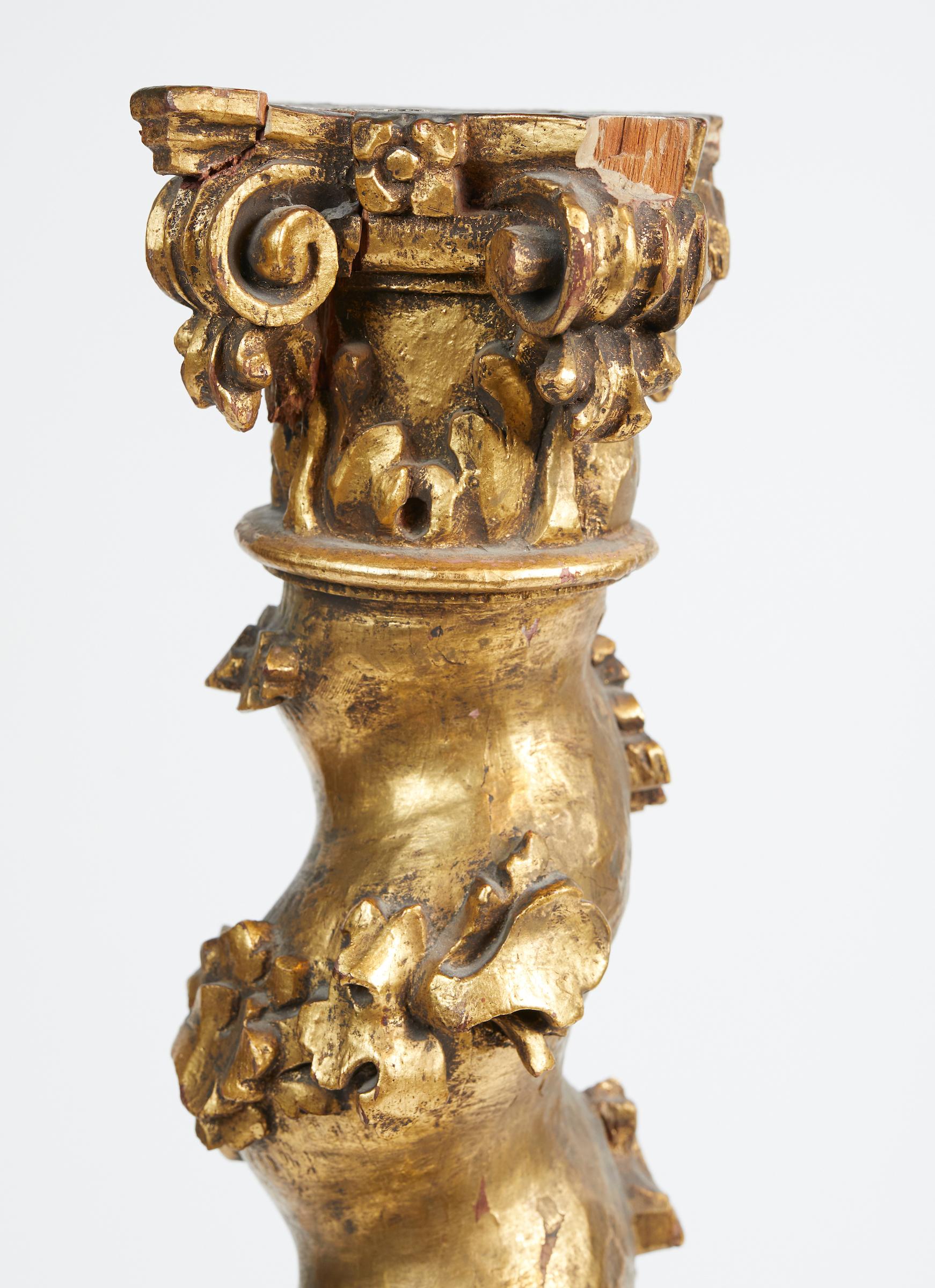 Paire de petites colonnes baroques italiennes en bois doré et sculpté en vente 14