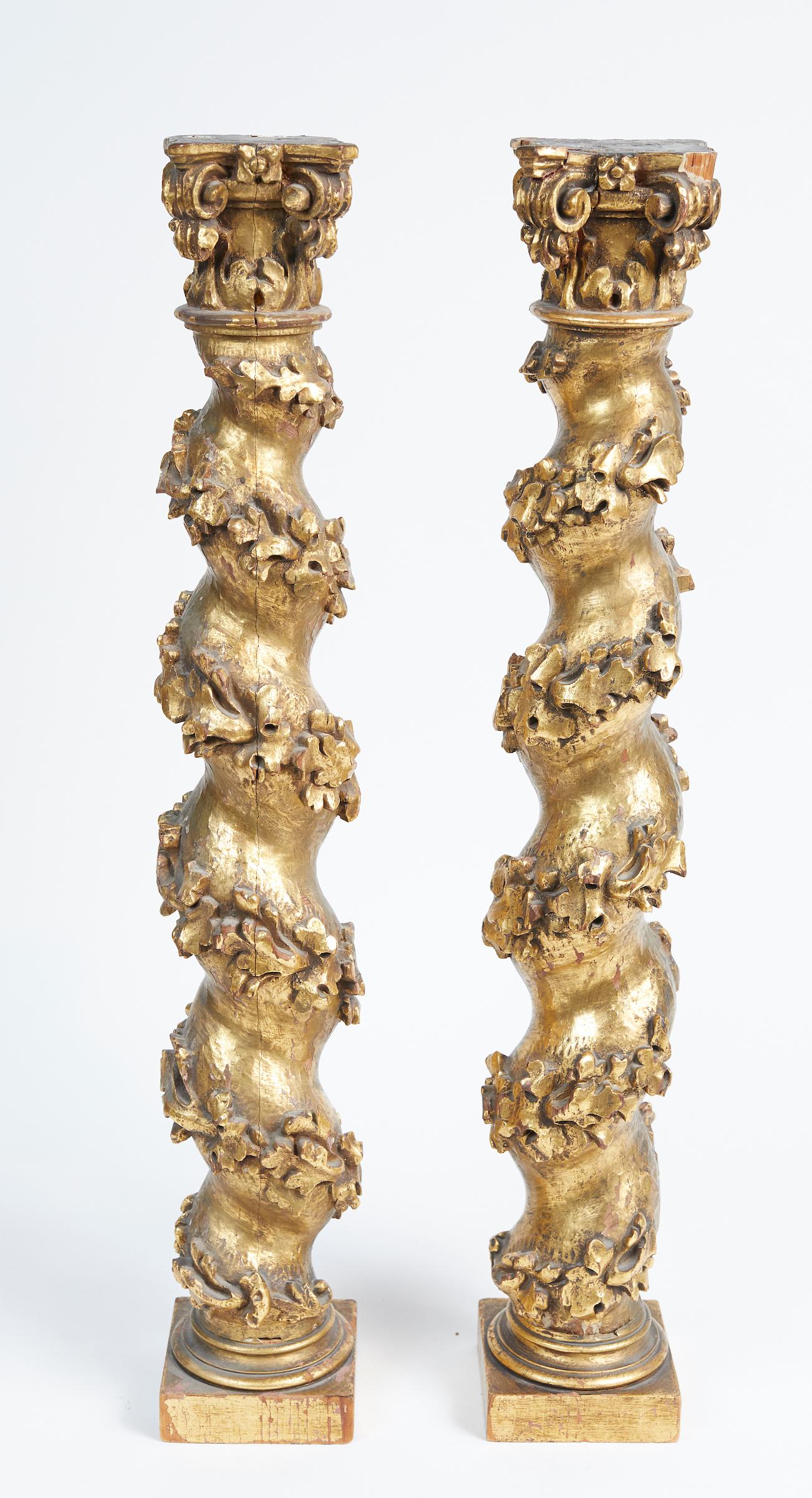 Paire de colonnes baroques italiennes en bois doré sculpté.