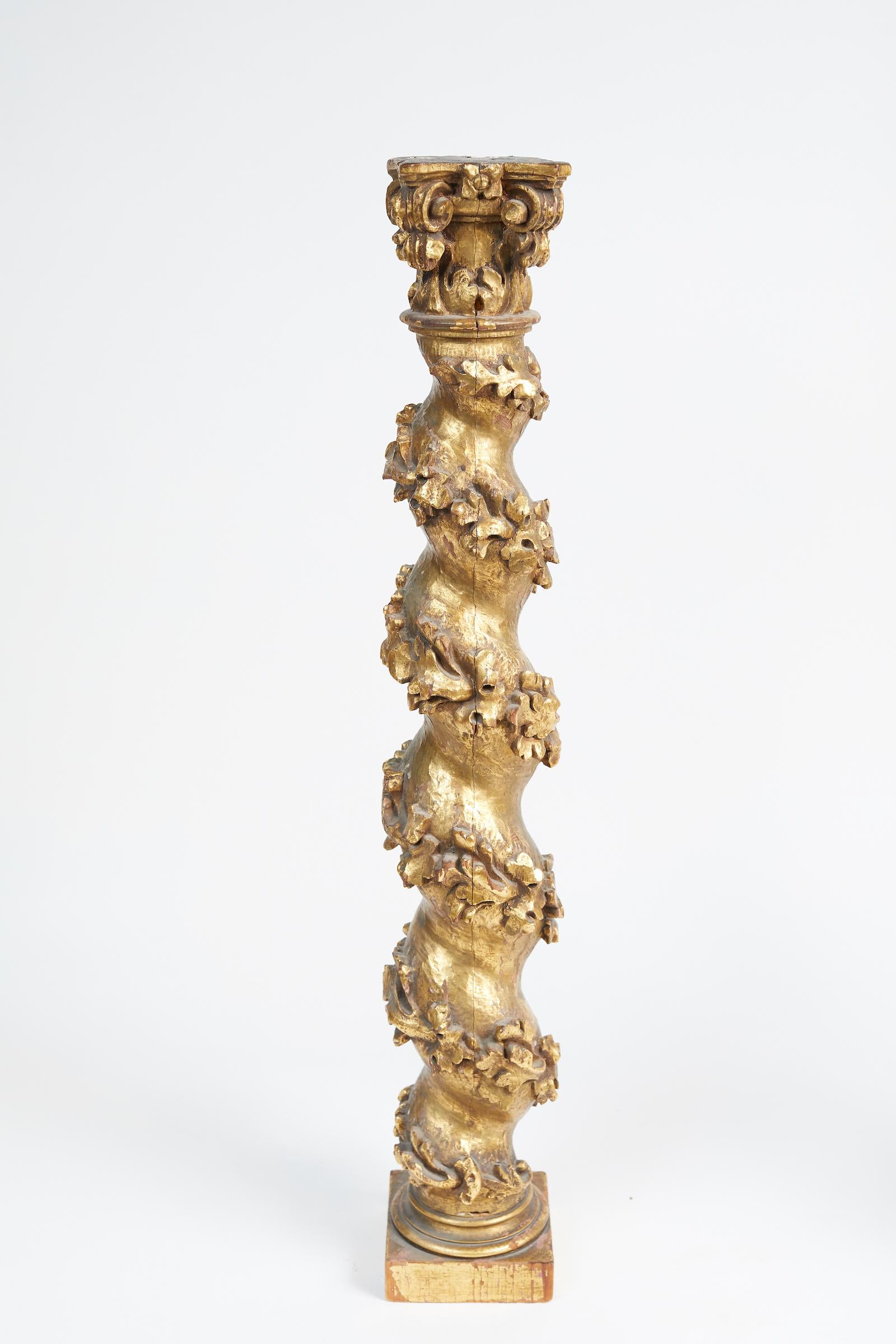 Paire de petites colonnes baroques italiennes en bois doré et sculpté Bon état - En vente à Montreal, QC