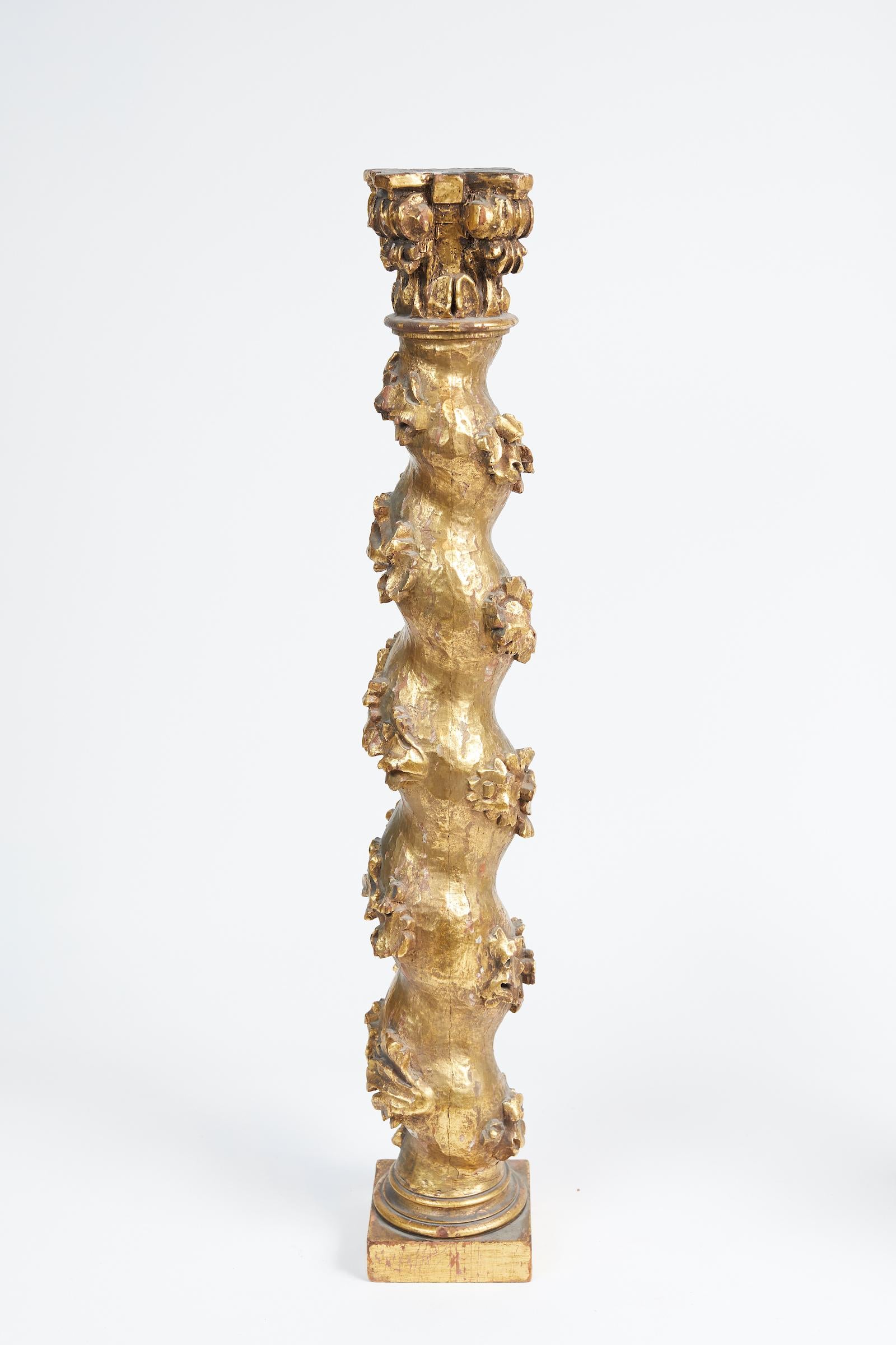 Bois Paire de petites colonnes baroques italiennes en bois doré et sculpté en vente