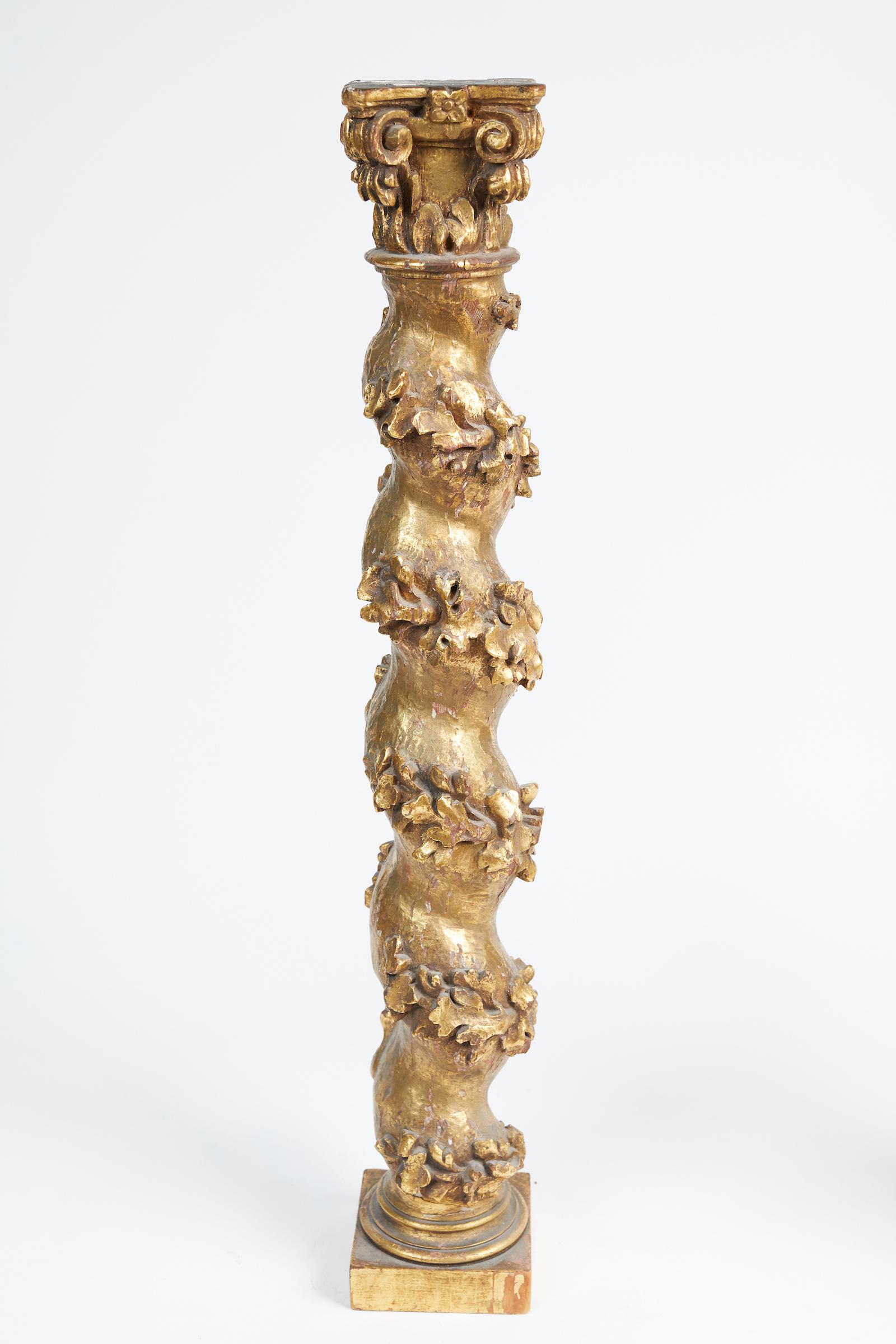Paire de petites colonnes baroques italiennes en bois doré et sculpté en vente 1
