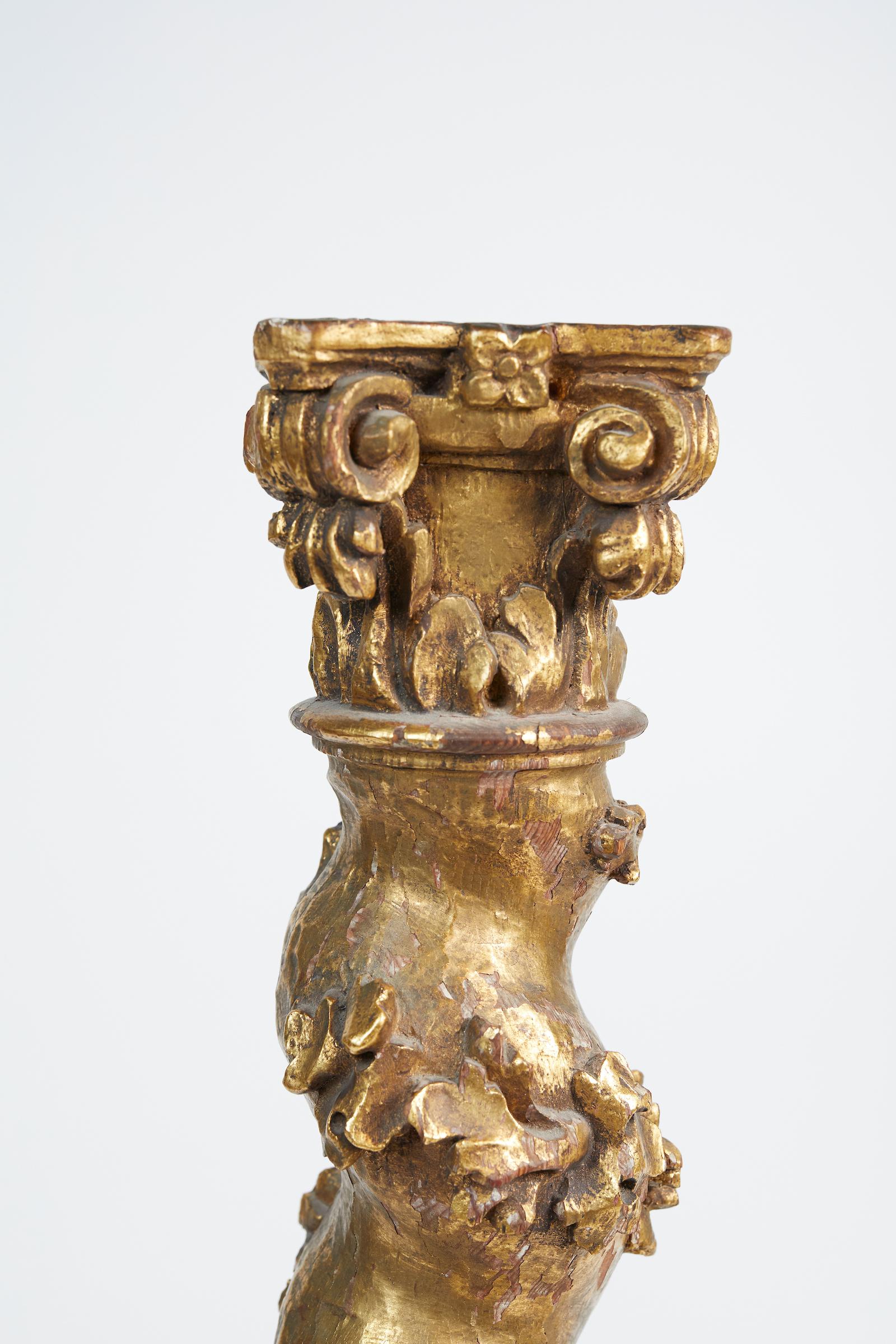 Paire de petites colonnes baroques italiennes en bois doré et sculpté en vente 2