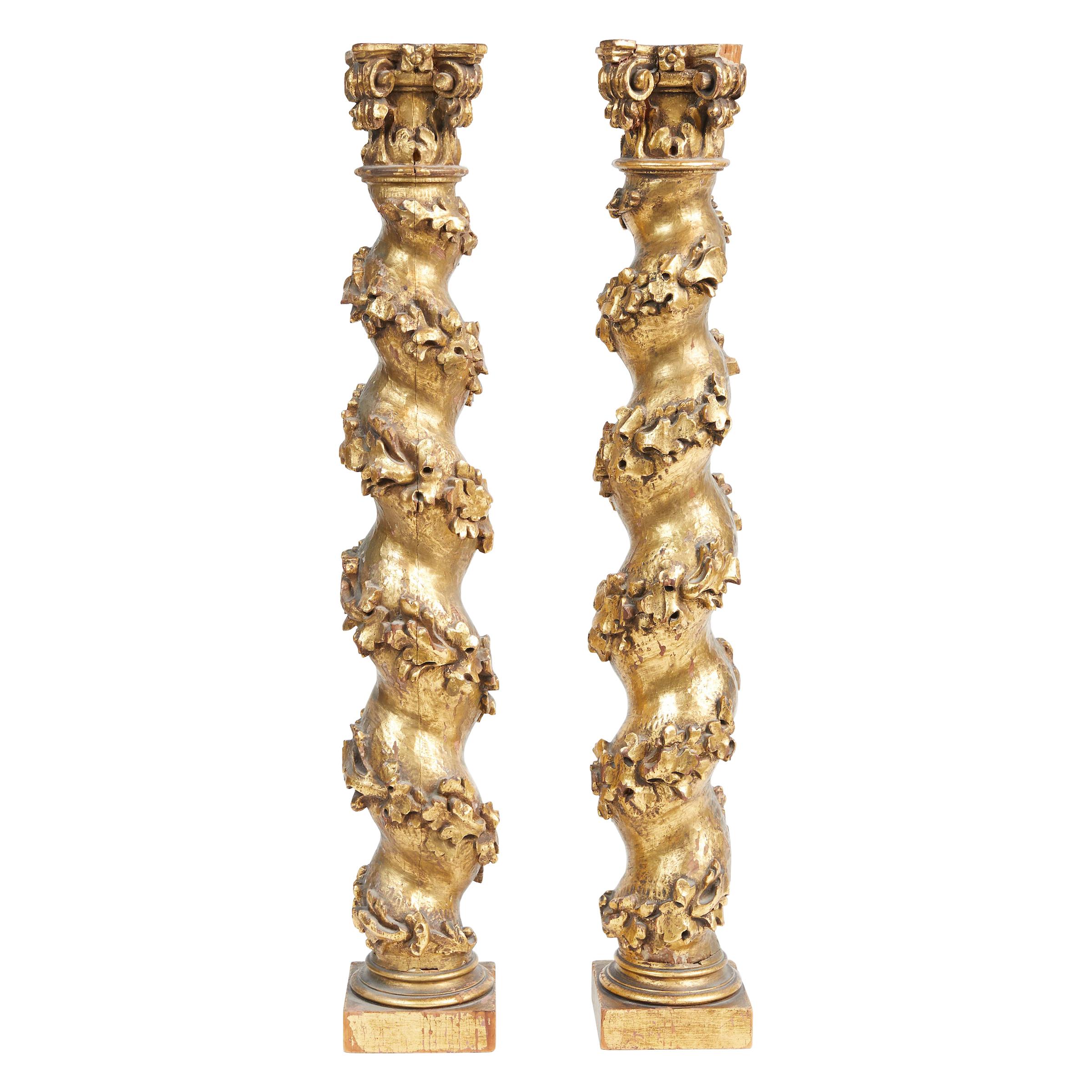Paire de petites colonnes baroques italiennes en bois doré et sculpté
