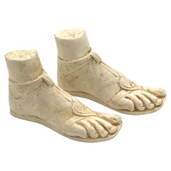 Paire de modèles réduits de deux pieds droits chaussés de sandales, de style Grand Tour italien