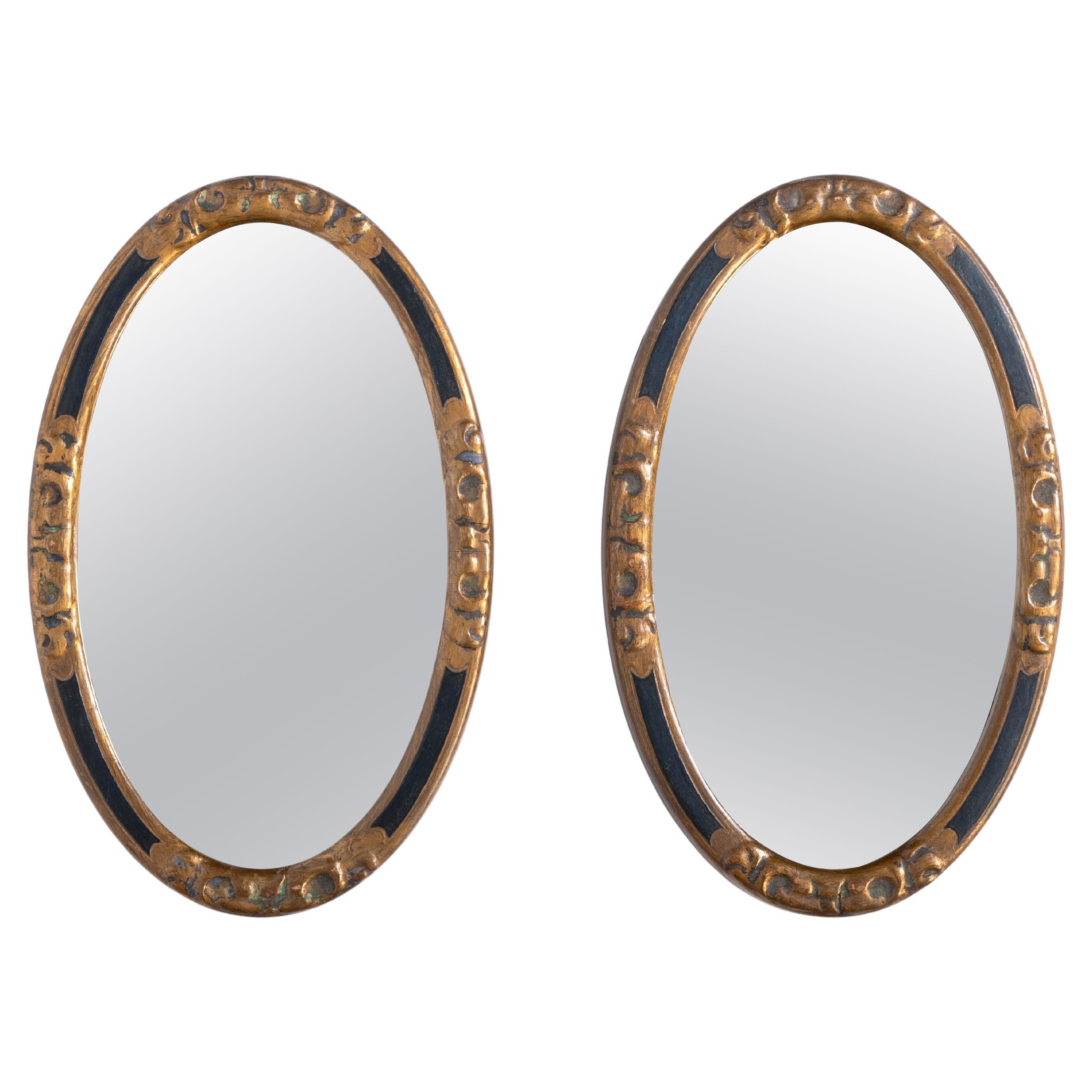 Paire de miroirs ovales de taille réduite par A.J. Rowley, Angleterre C.C. 1920 en vente